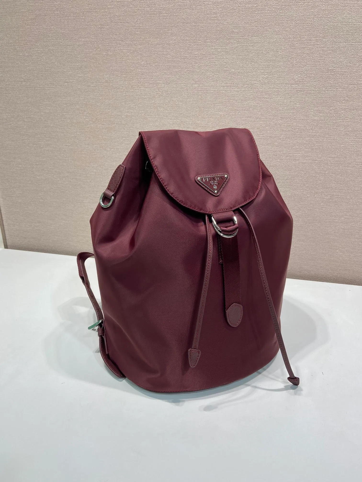 💰1120🎉New product🎉1BZ0197 backpack🎉🎉 This backpack is made of imported nylon fabric and cross-grain cowhide. The only backpack does not have a portable design. It is very unique and has a casual flavor. It has a large capacity and space. The upper body effect is light, fashionable and practical. It is also a popular style that will never go out of style🎉🎉Babies, hurry up and get it🎉🎉 Length 25x Height 35x Bottom 15cm🎉🎉🎉💰💰💰