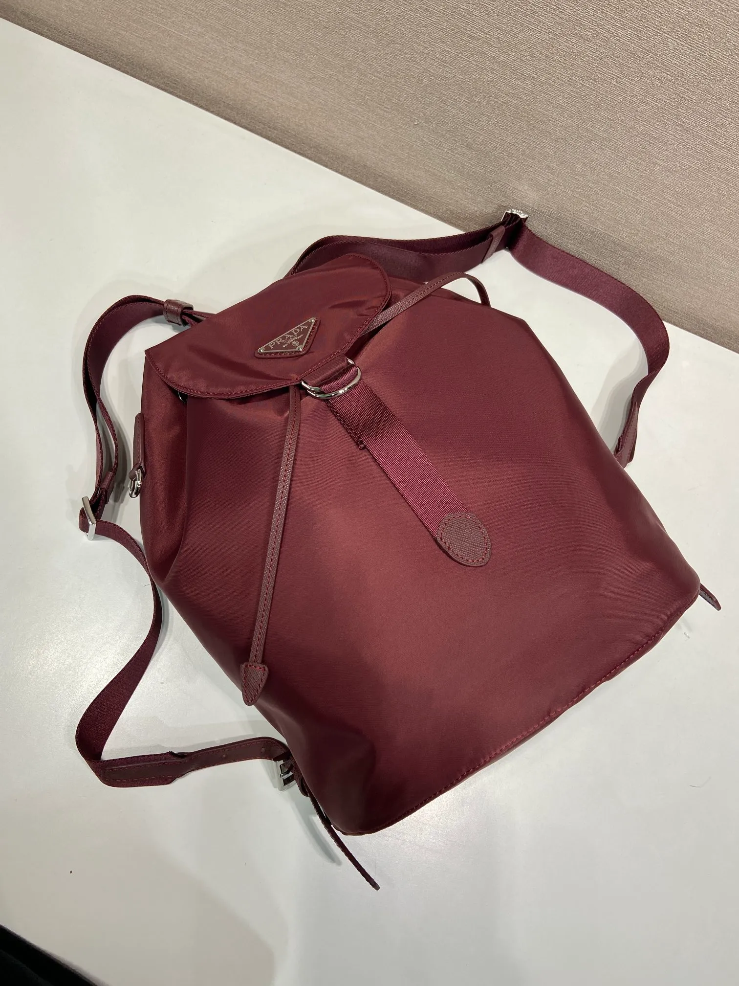 💰1120🎉New product🎉1BZ0197 backpack🎉🎉 This backpack is made of imported nylon fabric and cross-grain cowhide. The only backpack does not have a portable design. It is very unique and has a casual flavor. It has a large capacity and space. The upper body effect is light, fashionable and practical. It is also a popular style that will never go out of style🎉🎉Babies, hurry up and get it🎉🎉 Length 25x Height 35x Bottom 15cm🎉🎉🎉💰💰💰