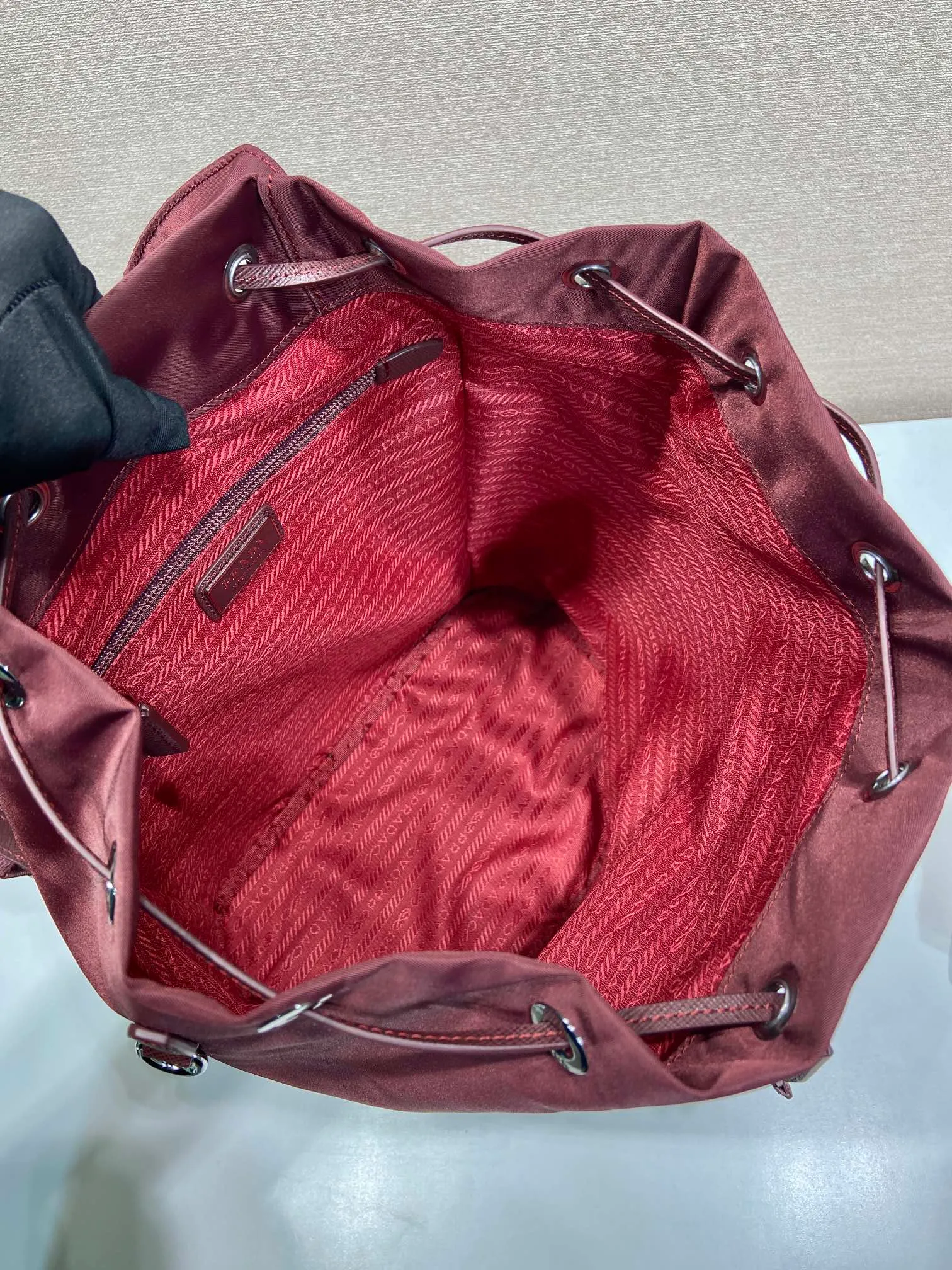 💰1120🎉New product🎉1BZ0197 backpack🎉🎉 This backpack is made of imported nylon fabric and cross-grain cowhide. The only backpack does not have a portable design. It is very unique and has a casual flavor. It has a large capacity and space. The upper body effect is light, fashionable and practical. It is also a popular style that will never go out of style🎉🎉Babies, hurry up and get it🎉🎉 Length 25x Height 35x Bottom 15cm🎉🎉🎉💰💰💰