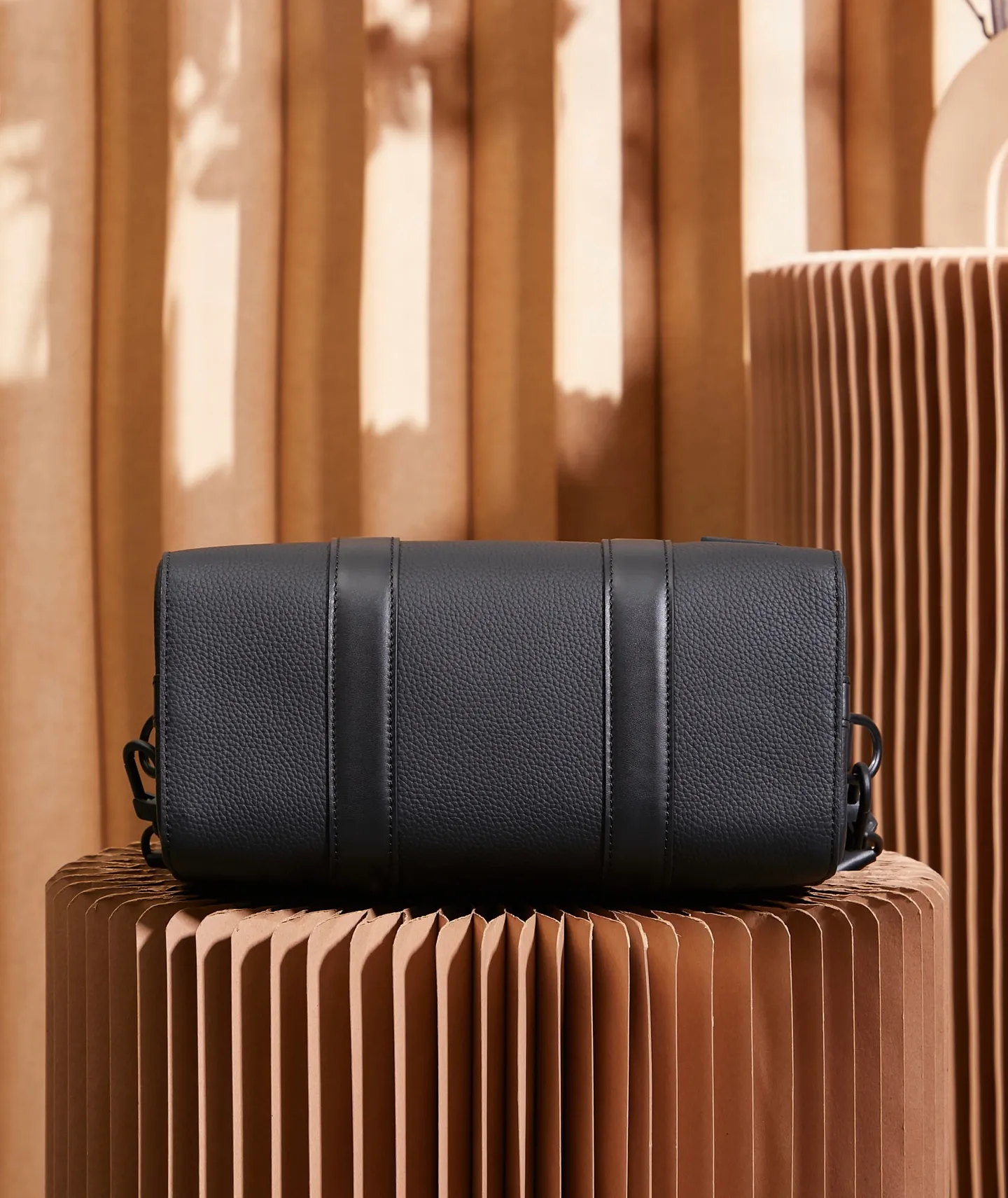 P¥840👉nfc163C01 dynamic chip version👈[Top-level inspection-free all-steel hardware] This City Keepall handbag blooms in the Louis Vuitton neoclassical style in autumn. Aerogram fine-grained cow leather is as soft as traditional aviation letterhead. Metal LV letters subtly express the brand's logo. A detachable shoulder strap makes it easy to carry. It combines practical functionality with contemporary elegance. Aerogram grained cow leather, cow leather trim, fabric lining, metal hardware, metal lettering, double zipper closure, large main compartment! ! Model: M59255; Size: 27x17x13CM