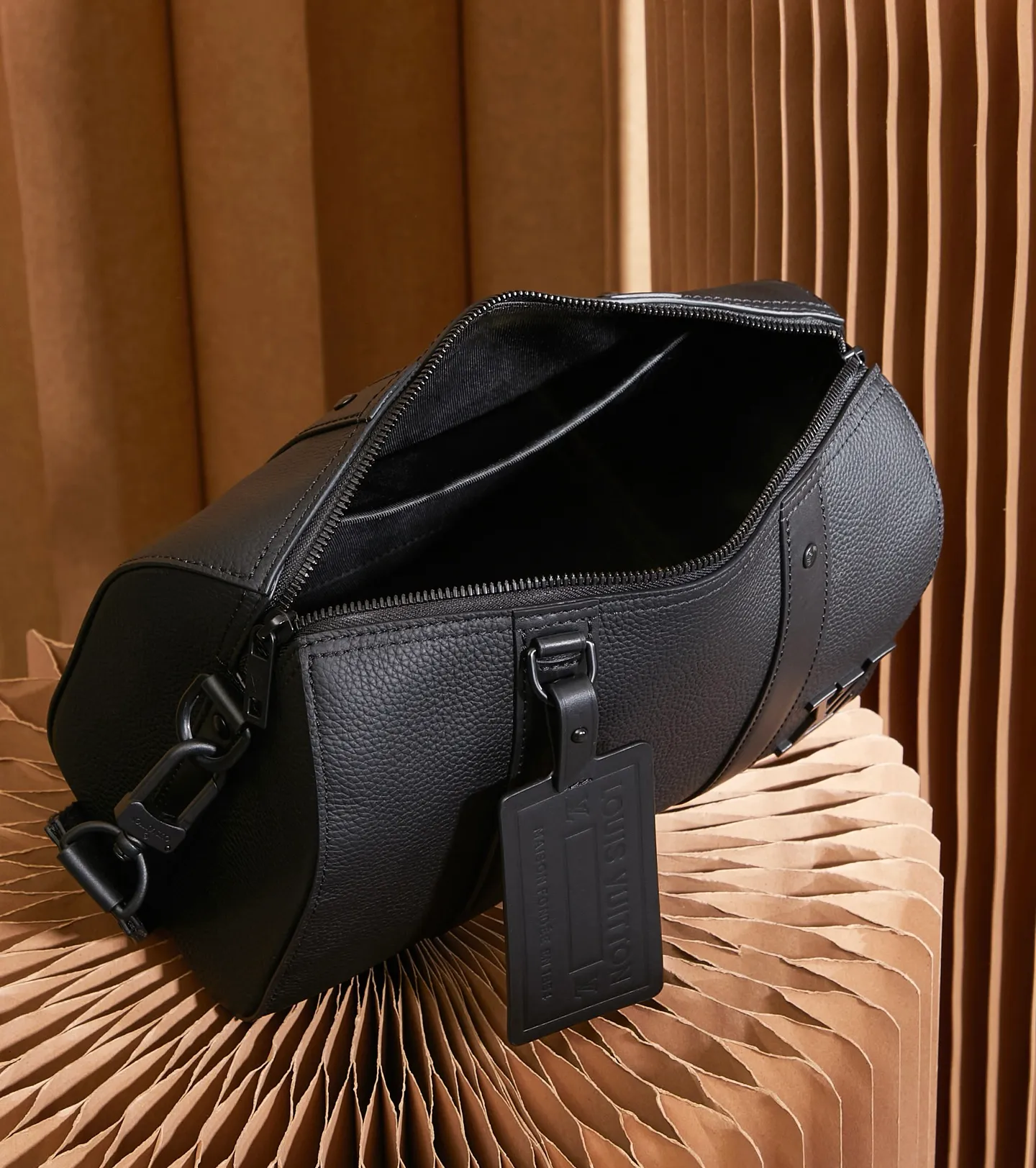 P¥840👉nfc163C01 dynamic chip version👈[Top-level inspection-free all-steel hardware] This City Keepall handbag blooms in the Louis Vuitton neoclassical style in autumn. Aerogram fine-grained cow leather is as soft as traditional aviation letterhead. Metal LV letters subtly express the brand's logo. A detachable shoulder strap makes it easy to carry. It combines practical functionality with contemporary elegance. Aerogram grained cow leather, cow leather trim, fabric lining, metal hardware, metal lettering, double zipper closure, large main compartment! ! Model: M59255; Size: 27x17x13CM