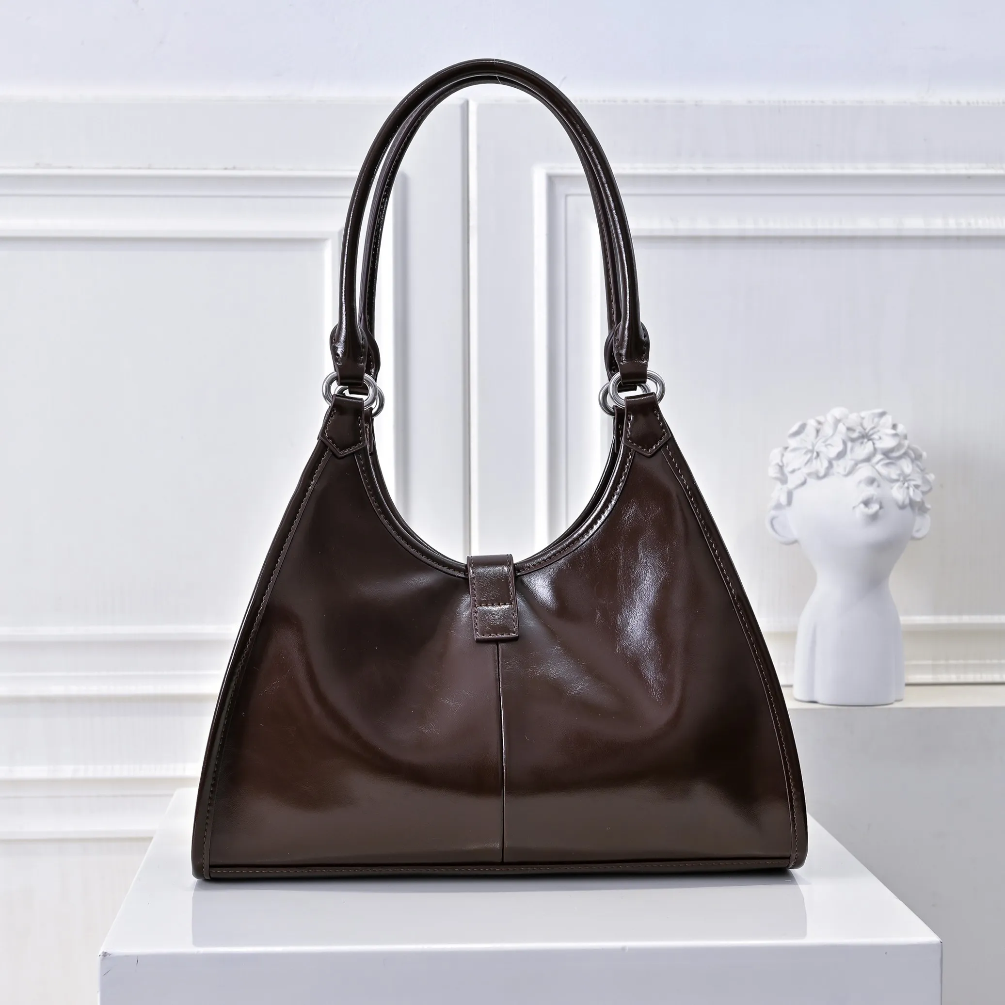 💰500￥110 Early Spring🎉PRADA Counter New Style🎉(Full Leather Series) [Original Quality + Matched Counter Hardware] First-layer oiled waxed cowhide This shoulder bag adopts a modern and versatile design and is made of full-layer cowhide, decorated with exquisite leather details. Spacious capacity, with zipper and padlock closure · Fully hand-stitched handle · Detachable keychain · Metal hardware accessories · Zipper and padlock closure Size: 32×25×12CM Style No.: 7041 Material: Oil-waxed cowhide