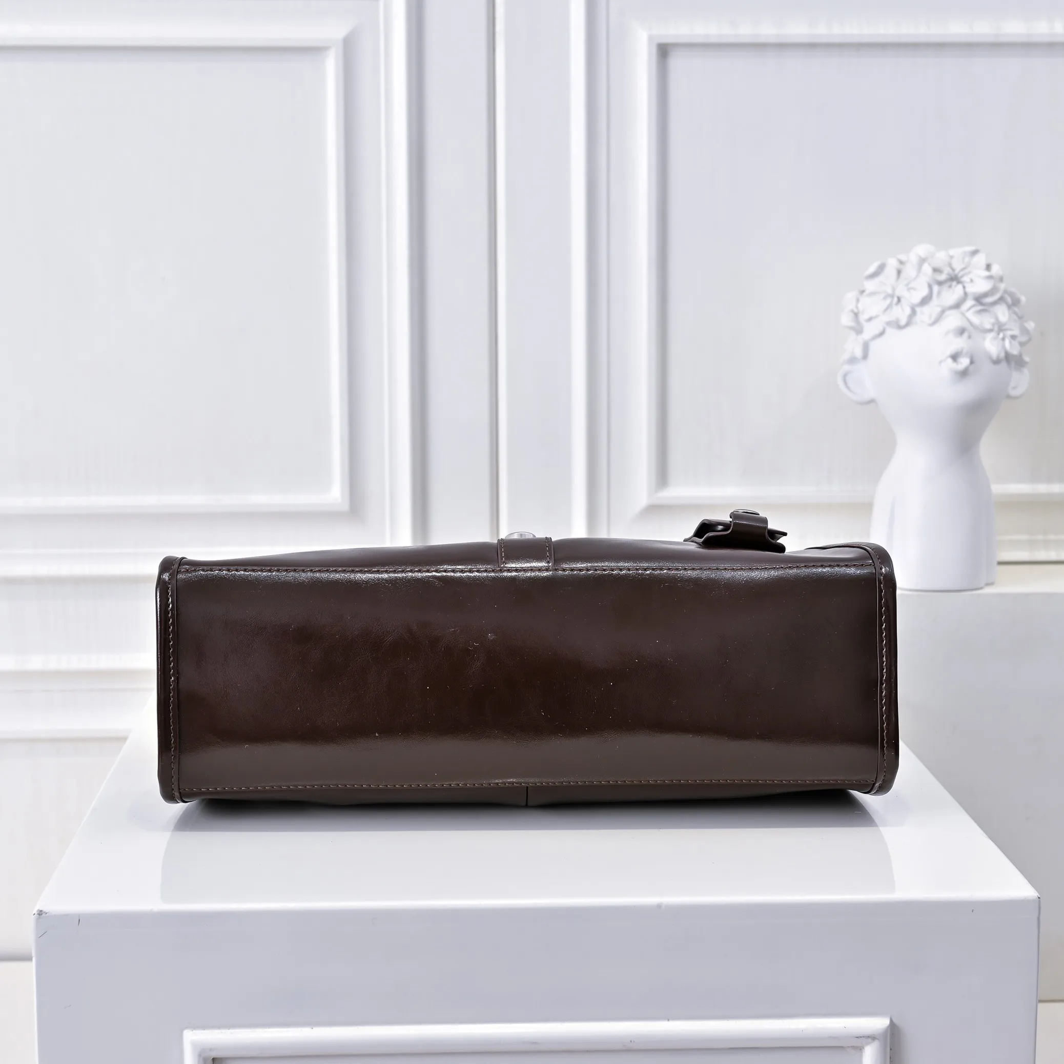 💰500￥110 Early Spring🎉PRADA Counter New Style🎉(Full Leather Series) [Original Quality + Matched Counter Hardware] First-layer oiled waxed cowhide This shoulder bag adopts a modern and versatile design and is made of full-layer cowhide, decorated with exquisite leather details. Spacious capacity, with zipper and padlock closure · Fully hand-stitched handle · Detachable keychain · Metal hardware accessories · Zipper and padlock closure Size: 32×25×12CM Style No.: 7041 Material: Oil-waxed cowhide