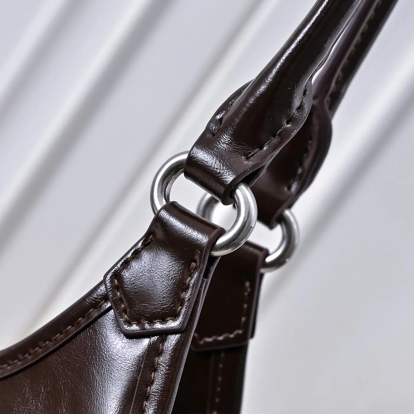 💰500￥110 Early Spring🎉PRADA Counter New Style🎉(Full Leather Series) [Original Quality + Matched Counter Hardware] First-layer oiled waxed cowhide This shoulder bag adopts a modern and versatile design and is made of full-layer cowhide, decorated with exquisite leather details. Spacious capacity, with zipper and padlock closure · Fully hand-stitched handle · Detachable keychain · Metal hardware accessories · Zipper and padlock closure Size: 32×25×12CM Style No.: 7041 Material: Oil-waxed cowhide