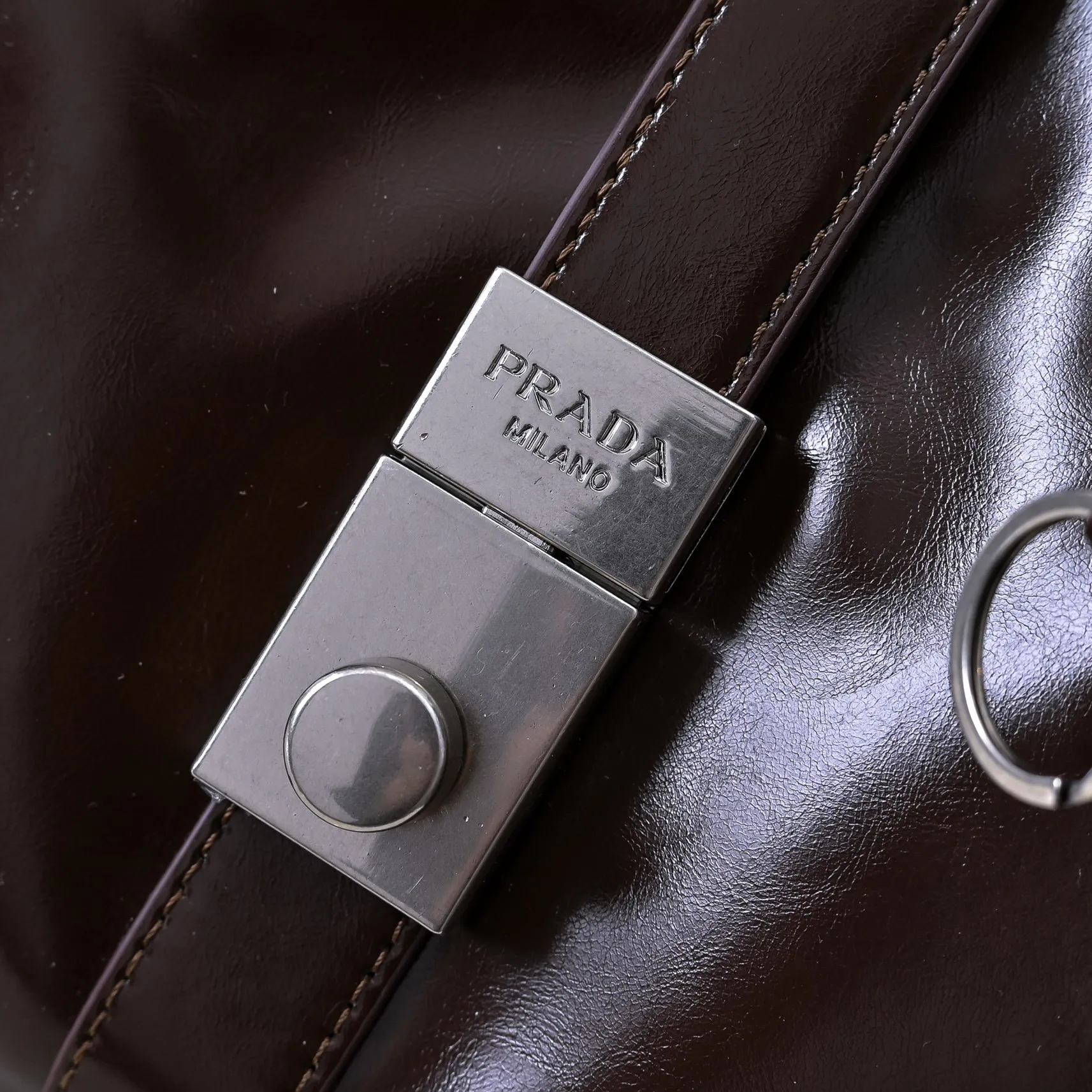 💰500￥110 Early Spring🎉PRADA Counter New Style🎉(Full Leather Series) [Original Quality + Matched Counter Hardware] First-layer oiled waxed cowhide This shoulder bag adopts a modern and versatile design and is made of full-layer cowhide, decorated with exquisite leather details. Spacious capacity, with zipper and padlock closure · Fully hand-stitched handle · Detachable keychain · Metal hardware accessories · Zipper and padlock closure Size: 32×25×12CM Style No.: 7041 Material: Oil-waxed cowhide