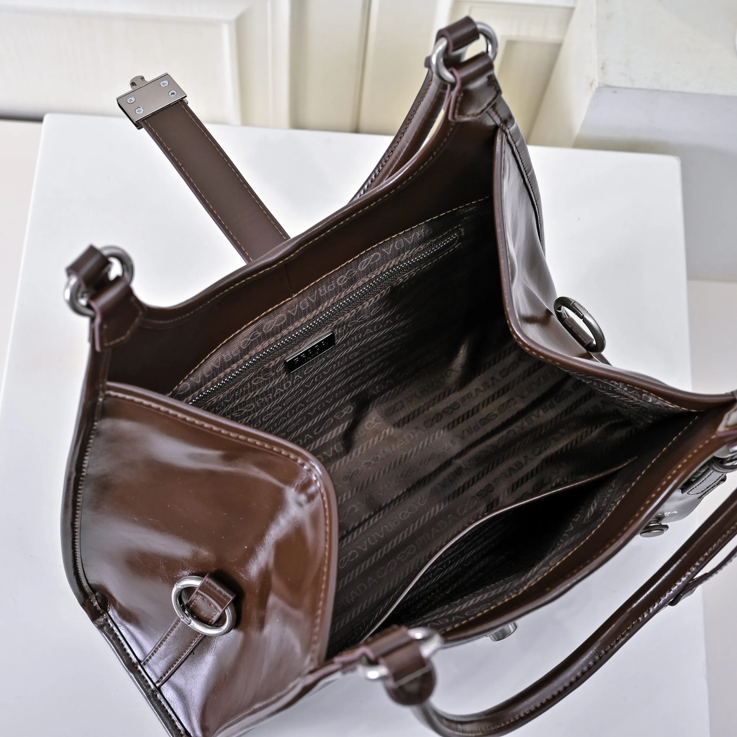 💰500￥110 Early Spring🎉PRADA Counter New Style🎉(Full Leather Series) [Original Quality + Matched Counter Hardware] First-layer oiled waxed cowhide This shoulder bag adopts a modern and versatile design and is made of full-layer cowhide, decorated with exquisite leather details. Spacious capacity, with zipper and padlock closure · Fully hand-stitched handle · Detachable keychain · Metal hardware accessories · Zipper and padlock closure Size: 32×25×12CM Style No.: 7041 Material: Oil-waxed cowhide