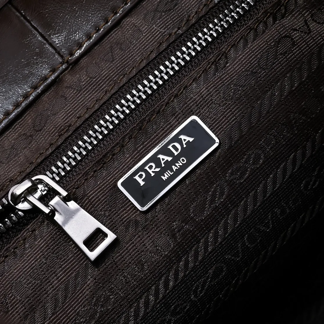 💰500￥110 Early Spring🎉PRADA Counter New Style🎉(Full Leather Series) [Original Quality + Matched Counter Hardware] First-layer oiled waxed cowhide This shoulder bag adopts a modern and versatile design and is made of full-layer cowhide, decorated with exquisite leather details. Spacious capacity, with zipper and padlock closure · Fully hand-stitched handle · Detachable keychain · Metal hardware accessories · Zipper and padlock closure Size: 32×25×12CM Style No.: 7041 Material: Oil-waxed cowhide