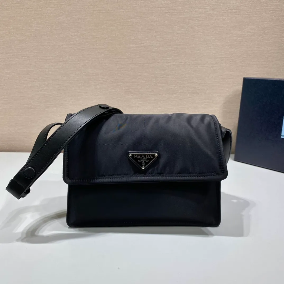 💰1120🎉The most popular mini messenger bag🎉So cute😘This shoulder bag is made of unique padded nylon, and is equipped with an adjustable leather shoulder strap and a back pocket. The metal accessories give a touch of bright color, and the overall low-key luxury Hua and versatile, the only difference is that it is not detachable, this design is more simple, but the style is still the same🙊🙊 If you like babies, hurry up and buy it, it is unisex, and it is a timeless hot style👏👏Mini size🙊 Style number 1BD258, length 23.5x18x bottom 11cm