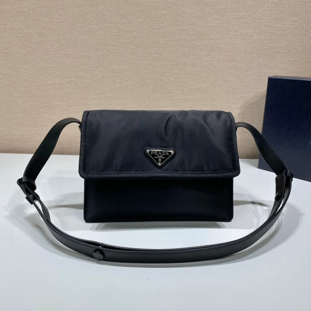 💰1120🎉The most popular mini messenger bag🎉So cute😘This shoulder bag is made of unique padded nylon, and is equipped with an adjustable leather shoulder strap and a back pocket. The metal accessories give a touch of bright color, and the overall low-key luxury Hua and versatile, the only difference is that it is not detachable, this design is more simple, but the style is still the same🙊🙊 If you like babies, hurry up and buy it, it is unisex, and it is a timeless hot style👏👏Mini size🙊 Style number 1BD258, length 23.5x18x bottom 11cm