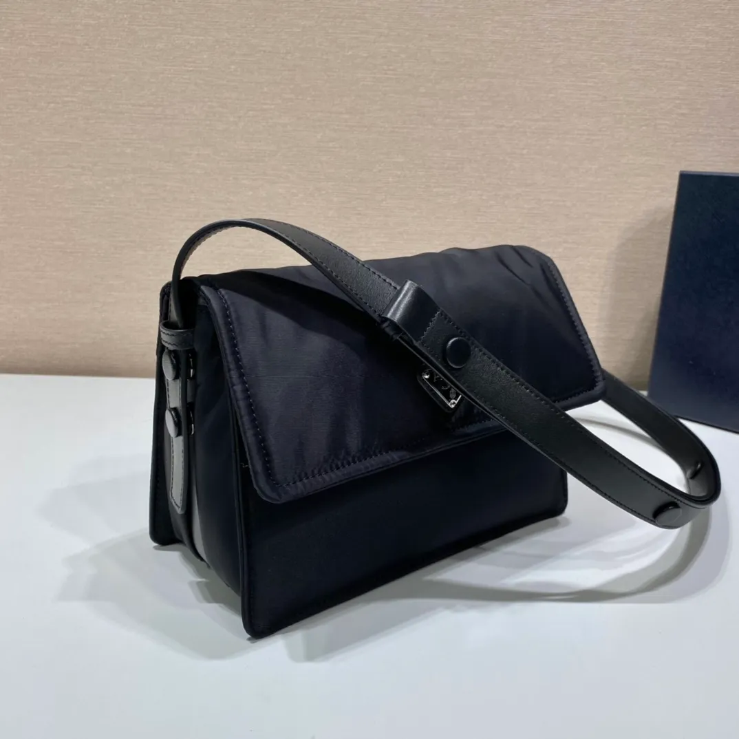 💰1120🎉The most popular mini messenger bag🎉So cute😘This shoulder bag is made of unique padded nylon, and is equipped with an adjustable leather shoulder strap and a back pocket. The metal accessories give a touch of bright color, and the overall low-key luxury Hua and versatile, the only difference is that it is not detachable, this design is more simple, but the style is still the same🙊🙊 If you like babies, hurry up and buy it, it is unisex, and it is a timeless hot style👏👏Mini size🙊 Style number 1BD258, length 23.5x18x bottom 11cm