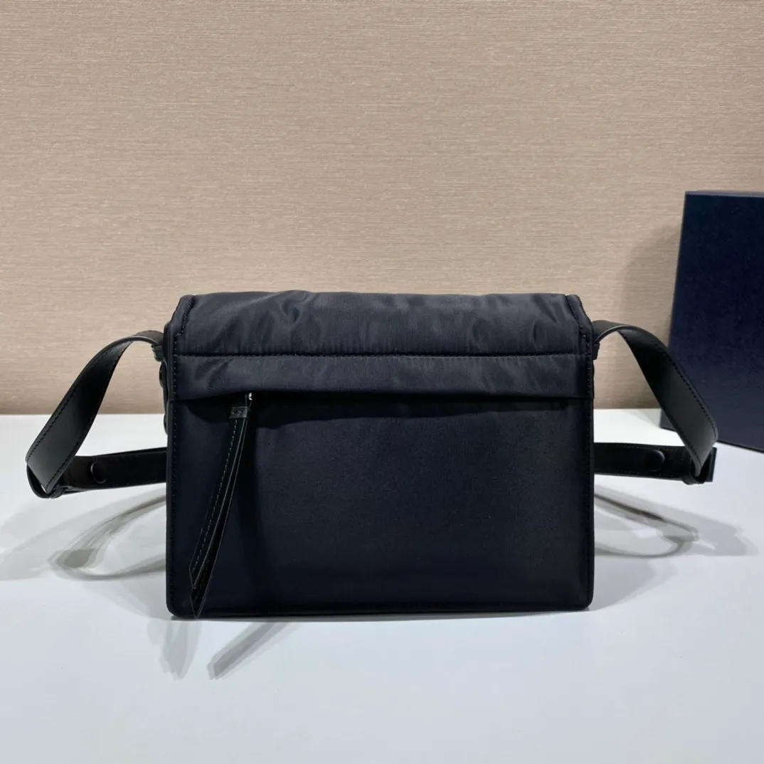 💰1120🎉The most popular mini messenger bag🎉So cute😘This shoulder bag is made of unique padded nylon, and is equipped with an adjustable leather shoulder strap and a back pocket. The metal accessories give a touch of bright color, and the overall low-key luxury Hua and versatile, the only difference is that it is not detachable, this design is more simple, but the style is still the same🙊🙊 If you like babies, hurry up and buy it, it is unisex, and it is a timeless hot style👏👏Mini size🙊 Style number 1BD258, length 23.5x18x bottom 11cm