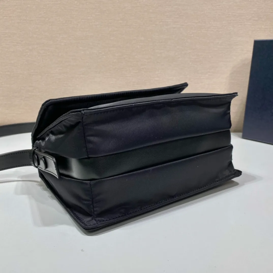 💰1120🎉The most popular mini messenger bag🎉So cute😘This shoulder bag is made of unique padded nylon, and is equipped with an adjustable leather shoulder strap and a back pocket. The metal accessories give a touch of bright color, and the overall low-key luxury Hua and versatile, the only difference is that it is not detachable, this design is more simple, but the style is still the same🙊🙊 If you like babies, hurry up and buy it, it is unisex, and it is a timeless hot style👏👏Mini size🙊 Style number 1BD258, length 23.5x18x bottom 11cm
