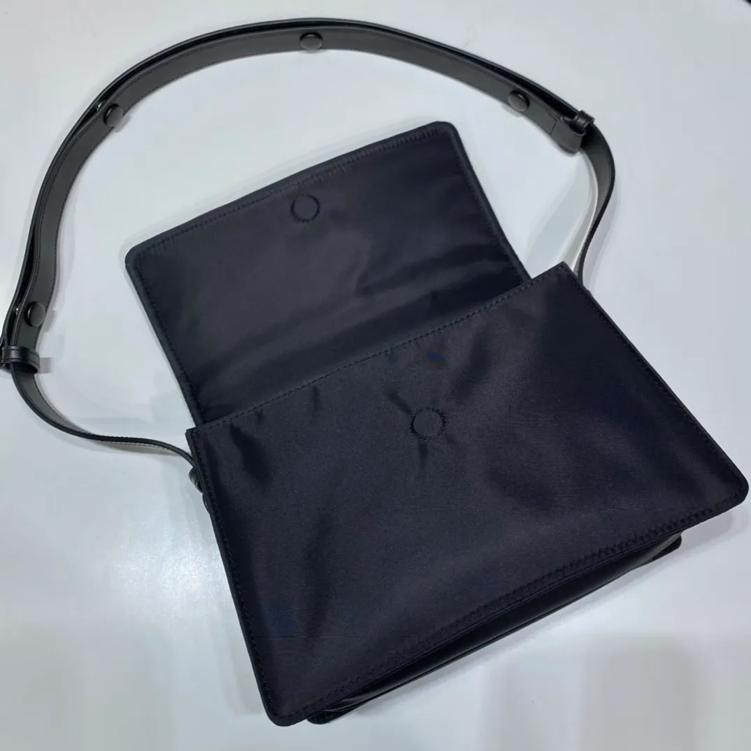 💰1120🎉The most popular mini messenger bag🎉So cute😘This shoulder bag is made of unique padded nylon, and is equipped with an adjustable leather shoulder strap and a back pocket. The metal accessories give a touch of bright color, and the overall low-key luxury Hua and versatile, the only difference is that it is not detachable, this design is more simple, but the style is still the same🙊🙊 If you like babies, hurry up and buy it, it is unisex, and it is a timeless hot style👏👏Mini size🙊 Style number 1BD258, length 23.5x18x bottom 11cm