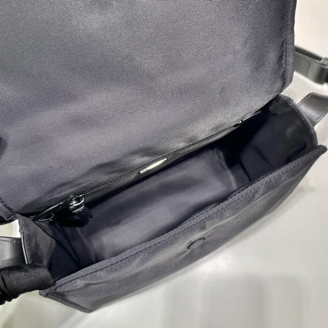 💰1120🎉The most popular mini messenger bag🎉So cute😘This shoulder bag is made of unique padded nylon, and is equipped with an adjustable leather shoulder strap and a back pocket. The metal accessories give a touch of bright color, and the overall low-key luxury Hua and versatile, the only difference is that it is not detachable, this design is more simple, but the style is still the same🙊🙊 If you like babies, hurry up and buy it, it is unisex, and it is a timeless hot style👏👏Mini size🙊 Style number 1BD258, length 23.5x18x bottom 11cm
