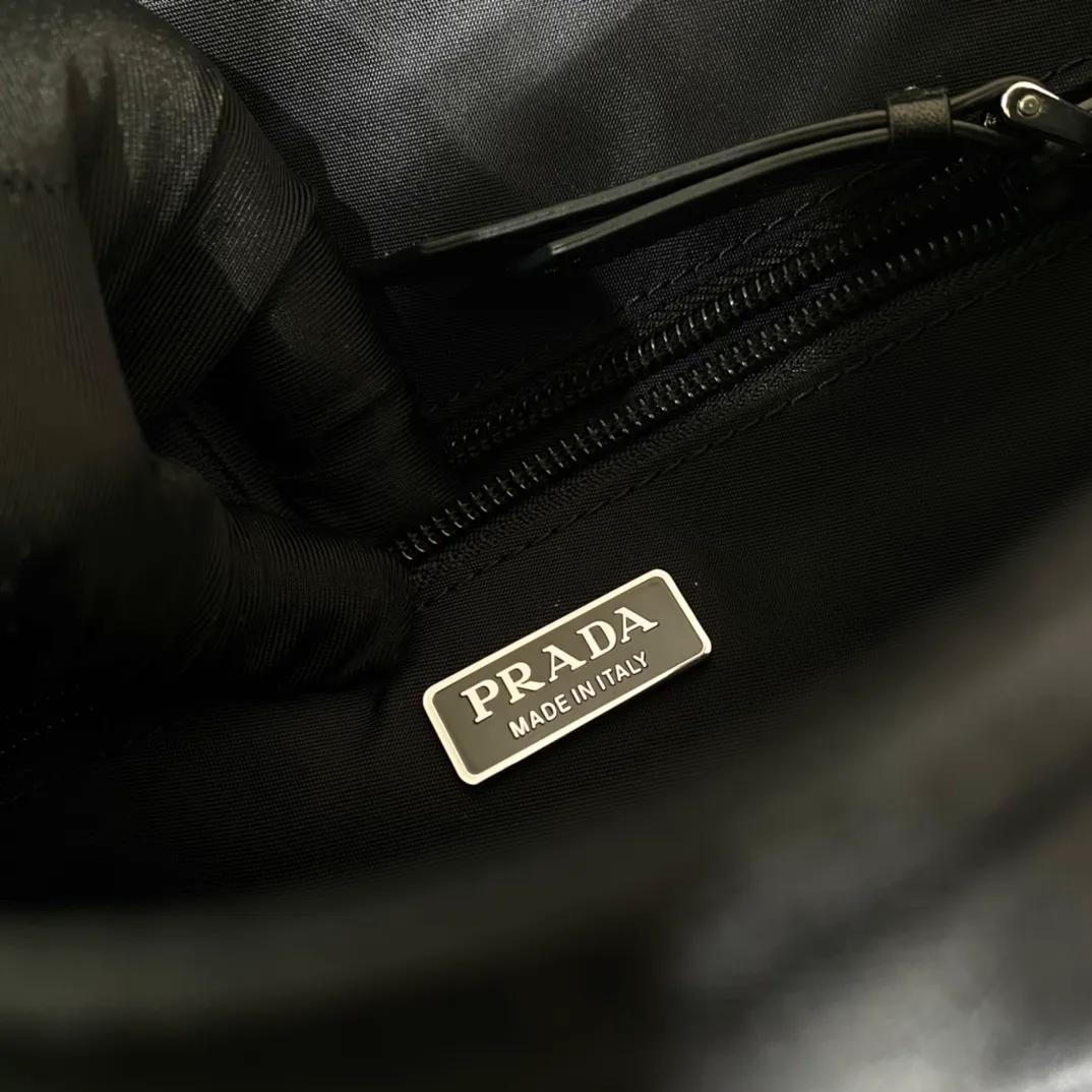 💰1120🎉The most popular mini messenger bag🎉So cute😘This shoulder bag is made of unique padded nylon, and is equipped with an adjustable leather shoulder strap and a back pocket. The metal accessories give a touch of bright color, and the overall low-key luxury Hua and versatile, the only difference is that it is not detachable, this design is more simple, but the style is still the same🙊🙊 If you like babies, hurry up and buy it, it is unisex, and it is a timeless hot style👏👏Mini size🙊 Style number 1BD258, length 23.5x18x bottom 11cm