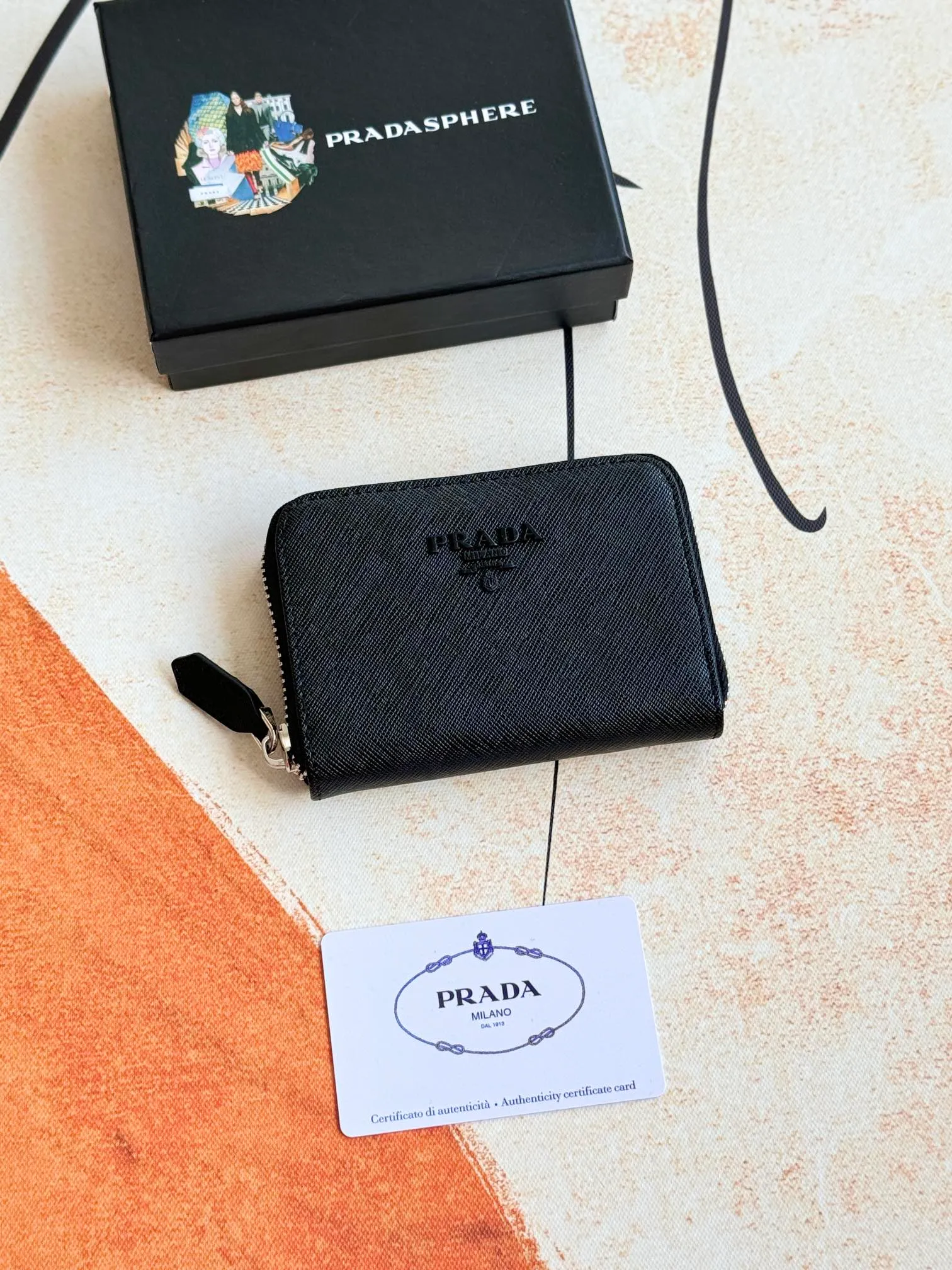 💰140💰 Comes with box PRADA’s popular genuine pickup bag [love] latest style in the counter, official website synchronization, genuine development, model 2MC553 #Color: black/pictured inner code 224 OEM code💋 Cross-grain cowhide texture is excellent, imported thread lining, exquisite and even routing, smooth oil edges, exquisite workmanship, size: 12/9/2.5cm with original packaging box Card]