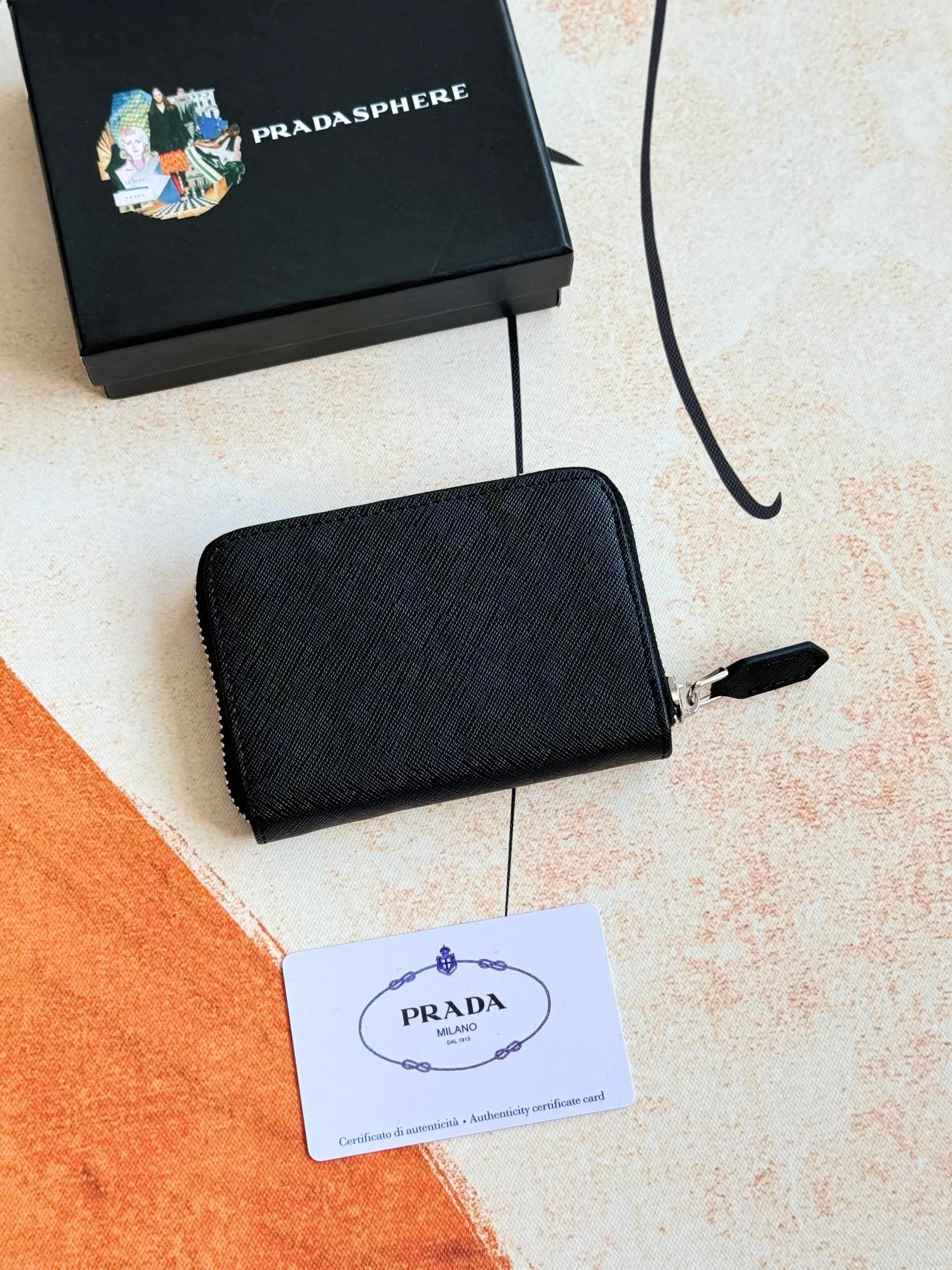 💰140💰 Comes with box PRADA’s popular genuine pickup bag [love] latest style in the counter, official website synchronization, genuine development, model 2MC553 #Color: black/pictured inner code 224 OEM code💋 Cross-grain cowhide texture is excellent, imported thread lining, exquisite and even routing, smooth oil edges, exquisite workmanship, size: 12/9/2.5cm with original packaging box Card]