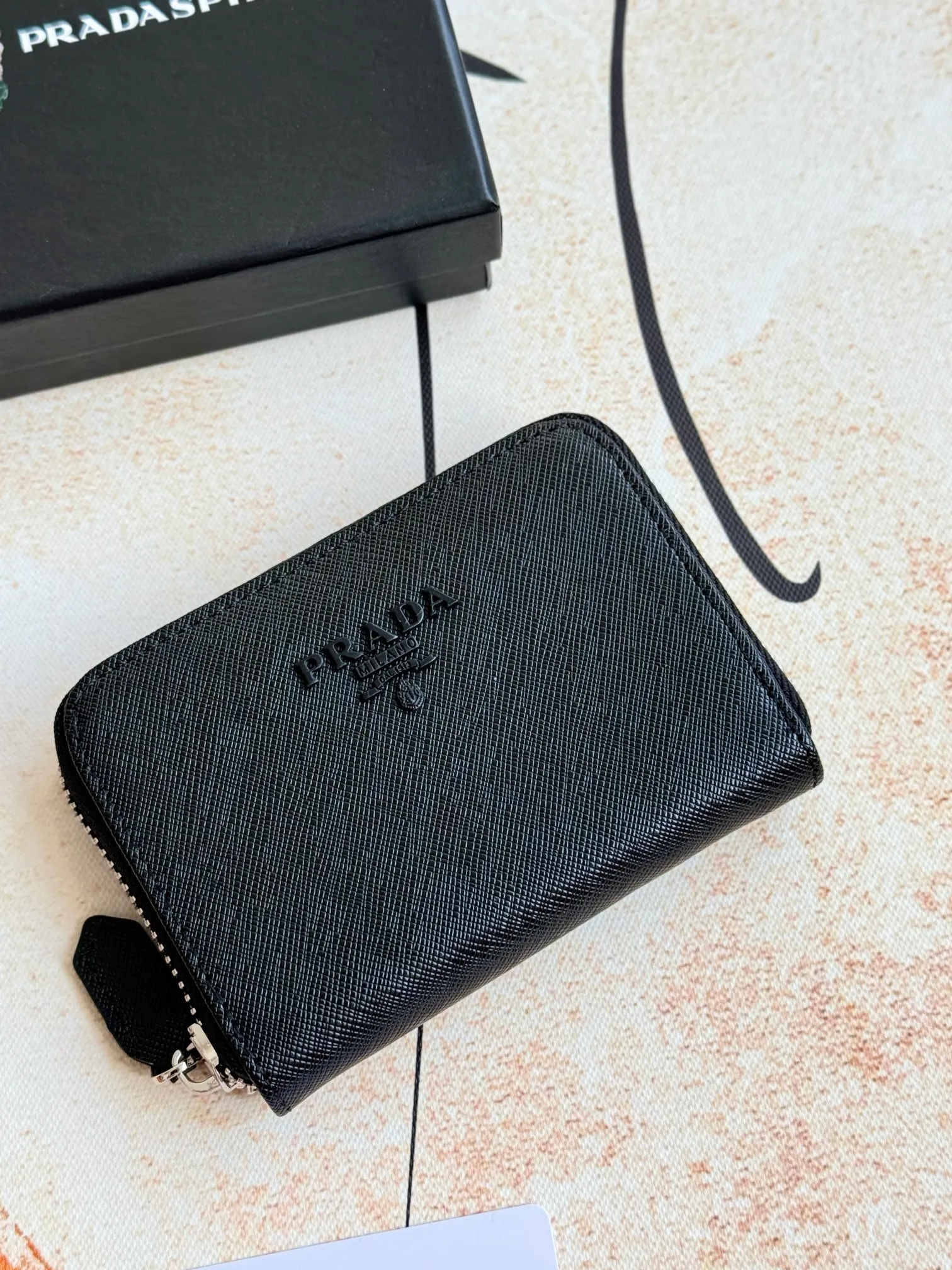💰140💰 Comes with box PRADA’s popular genuine pickup bag [love] latest style in the counter, official website synchronization, genuine development, model 2MC553 #Color: black/pictured inner code 224 OEM code💋 Cross-grain cowhide texture is excellent, imported thread lining, exquisite and even routing, smooth oil edges, exquisite workmanship, size: 12/9/2.5cm with original packaging box Card]