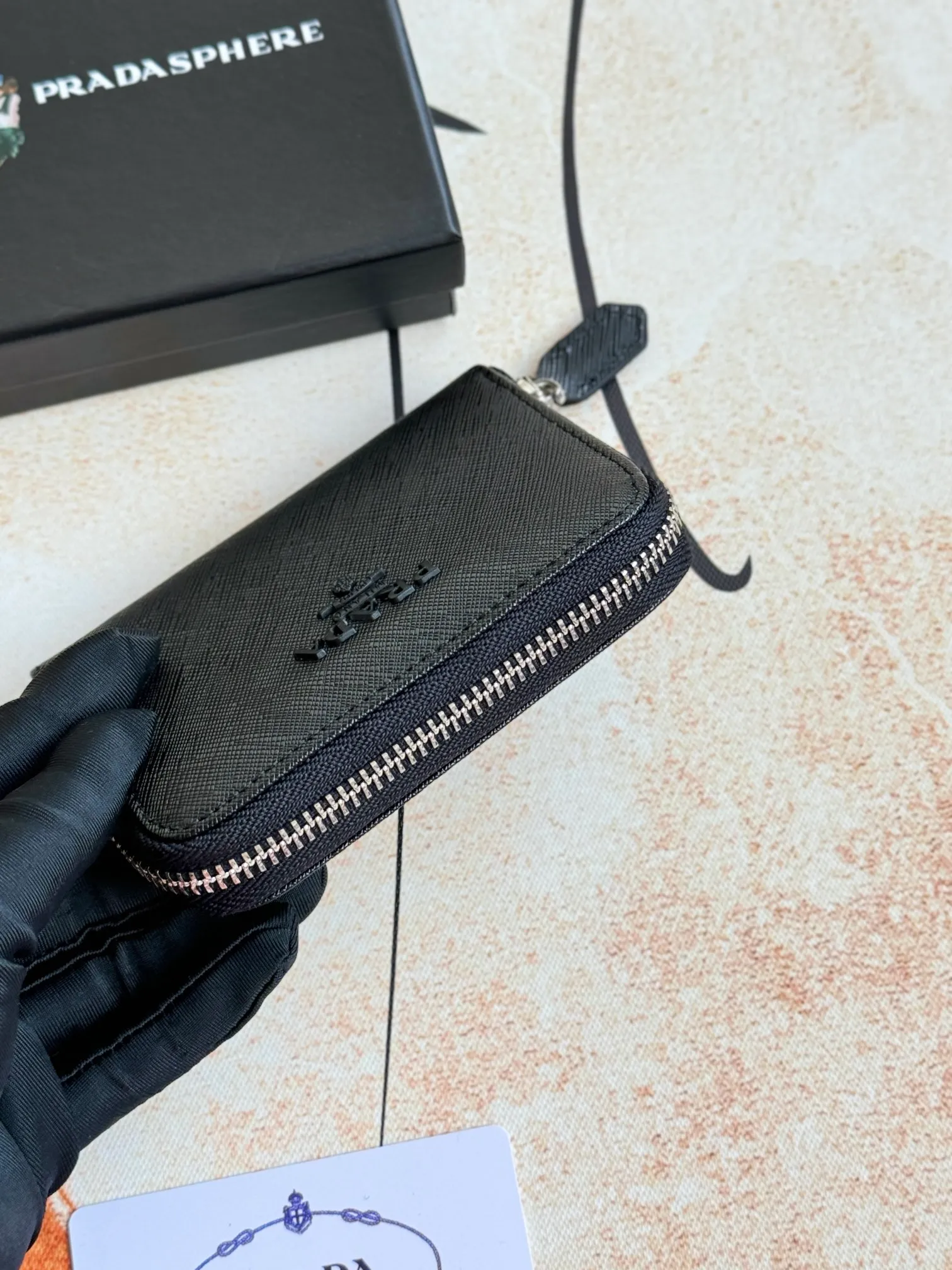 💰140💰 Comes with box PRADA’s popular genuine pickup bag [love] latest style in the counter, official website synchronization, genuine development, model 2MC553 #Color: black/pictured inner code 224 OEM code💋 Cross-grain cowhide texture is excellent, imported thread lining, exquisite and even routing, smooth oil edges, exquisite workmanship, size: 12/9/2.5cm with original packaging box Card]