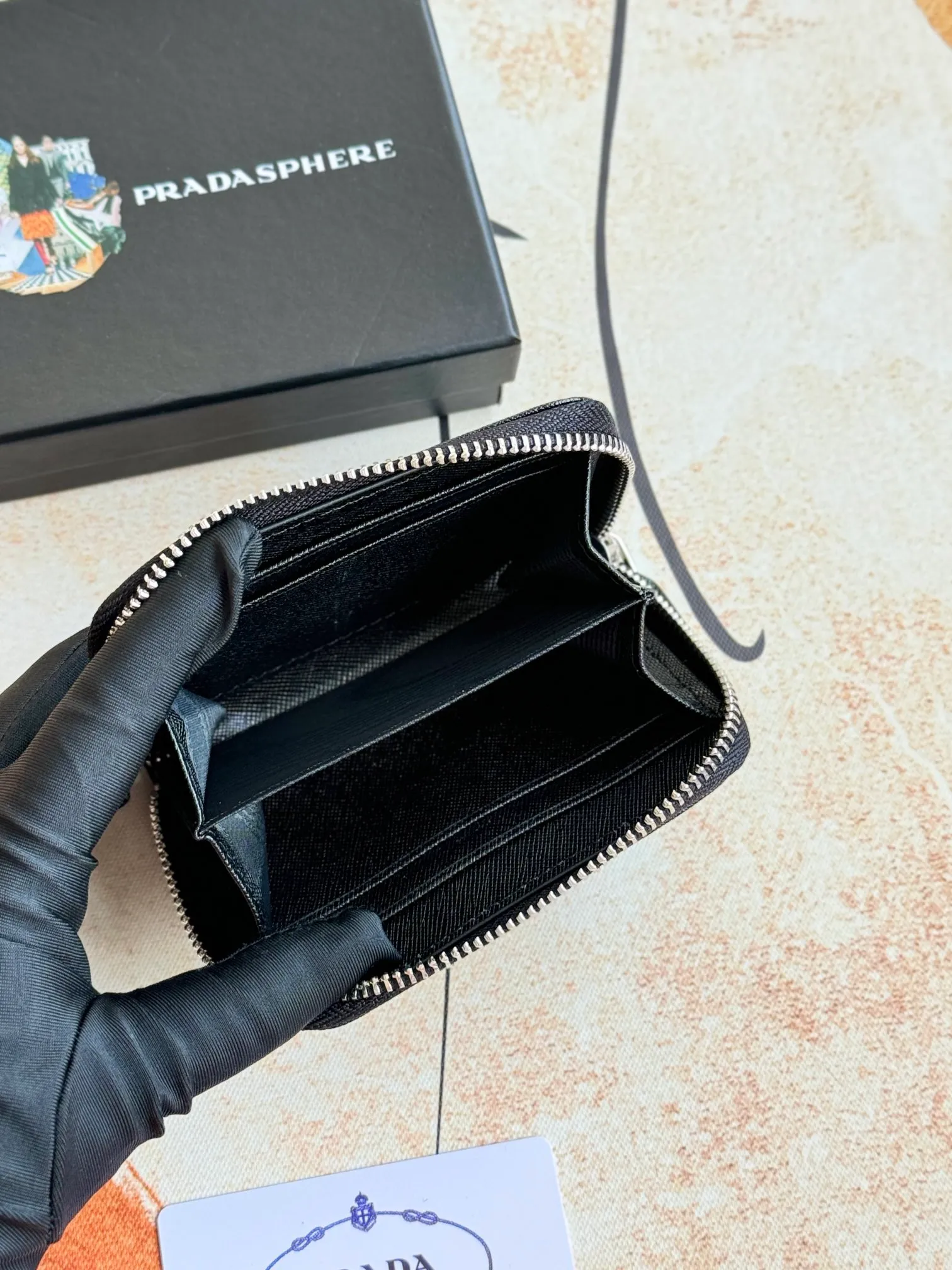💰140💰 Comes with box PRADA’s popular genuine pickup bag [love] latest style in the counter, official website synchronization, genuine development, model 2MC553 #Color: black/pictured inner code 224 OEM code💋 Cross-grain cowhide texture is excellent, imported thread lining, exquisite and even routing, smooth oil edges, exquisite workmanship, size: 12/9/2.5cm with original packaging box Card]