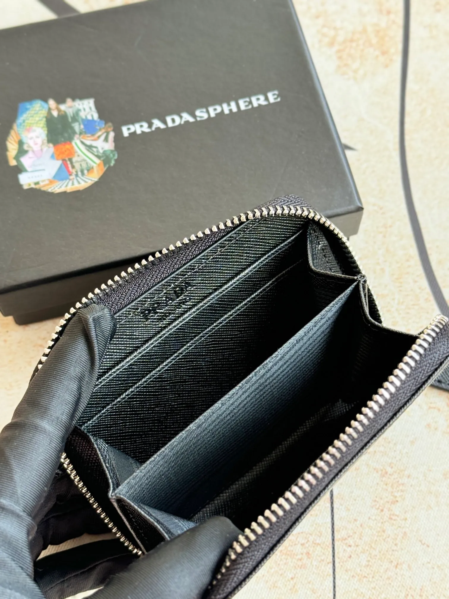 💰140💰 Comes with box PRADA’s popular genuine pickup bag [love] latest style in the counter, official website synchronization, genuine development, model 2MC553 #Color: black/pictured inner code 224 OEM code💋 Cross-grain cowhide texture is excellent, imported thread lining, exquisite and even routing, smooth oil edges, exquisite workmanship, size: 12/9/2.5cm with original packaging box Card]