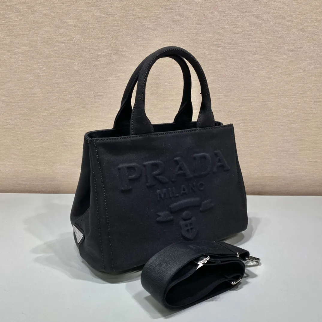 💰1120🎉New three-dimensional large character mark🎉1BG439🎉🎉 This retro-style handbag is made of fabric, with a concave and convex three-dimensional large character mark design on the front, which looks particularly novel🎉🎉Triangular logo on the side and decorated with copper accessories, double fabric handles, detachable and adjustable fabric shoulder straps, top hardware accessories, simple and elegant, large space🎉🎉Retro classic is another popular style that will never go out of style🎉🎉 Length 28x Height 20x Bottom 15cm🎉🎉🎉💰💰💰