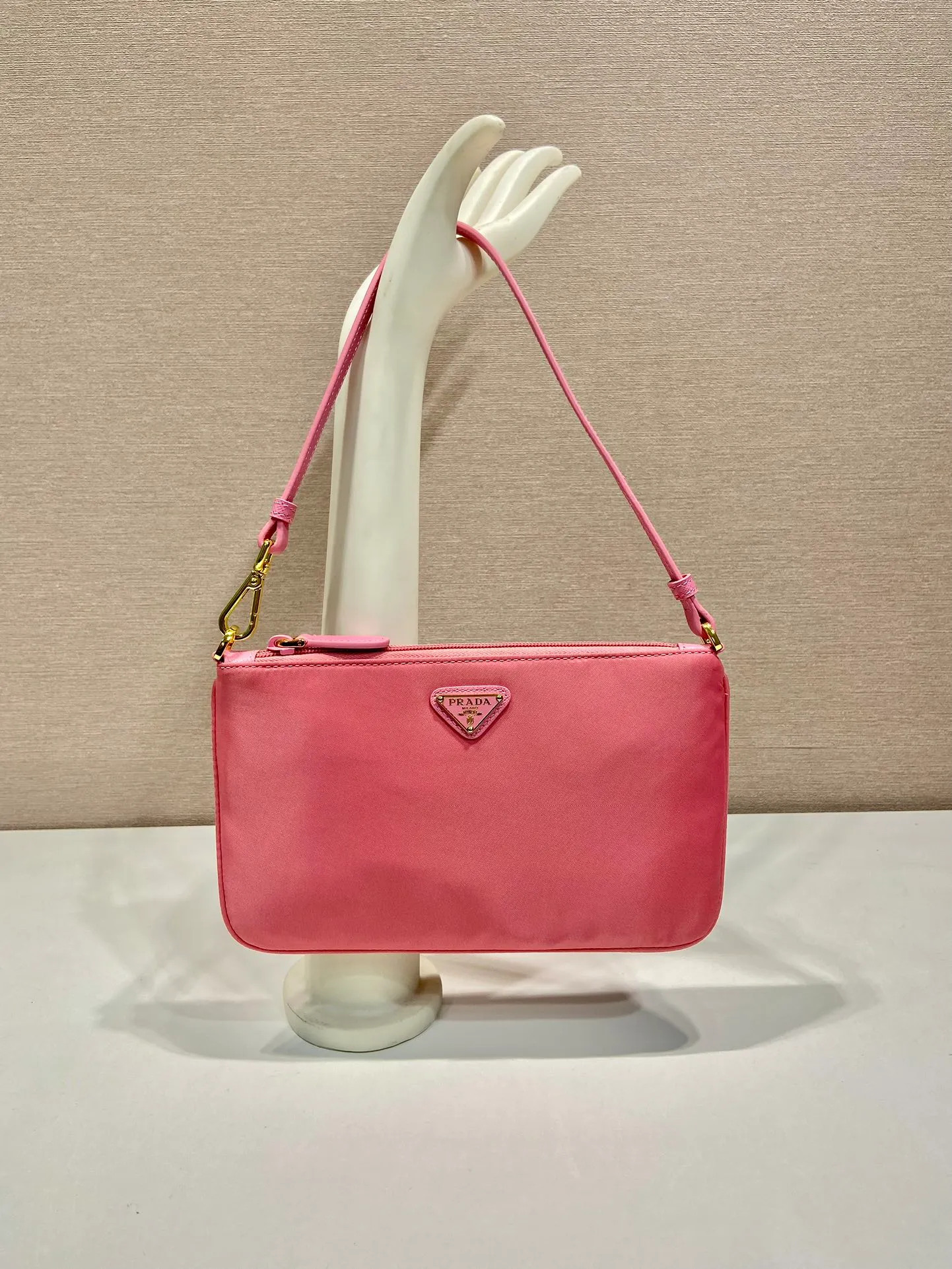 💰560🎉New armpit bag🎉1NI545/K gold new product🎉🎉 This armpit bag is made of imported nylon fabric, with imported cross pattern on the handle and metal triangle logo. It has a large space, is lightweight and practical, and the upper body effect is very beautiful and fashionable. It is also a popular style that will never go out of style. Baby, hurry up and get it! Length 24x Height 14cm🎉🎉🎉💰💰💰