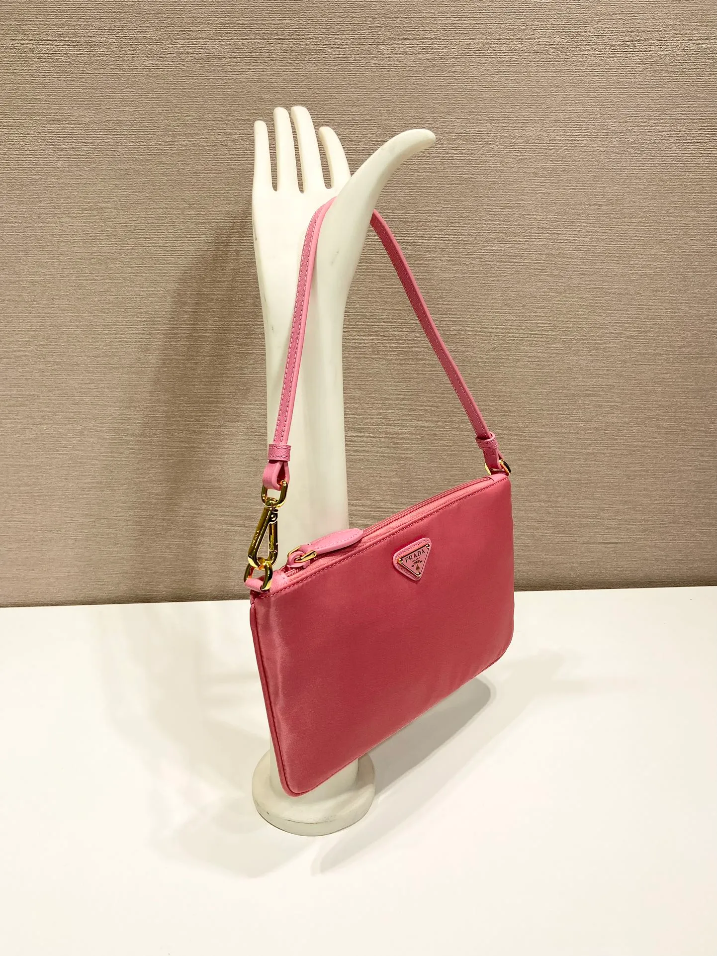 💰560🎉New armpit bag🎉1NI545/K gold new product🎉🎉 This armpit bag is made of imported nylon fabric, with imported cross pattern on the handle and metal triangle logo. It has a large space, is lightweight and practical, and the upper body effect is very beautiful and fashionable. It is also a popular style that will never go out of style. Baby, hurry up and get it! Length 24x Height 14cm🎉🎉🎉💰💰💰