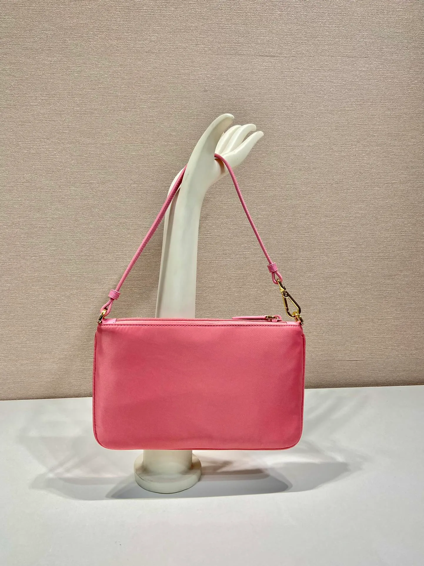 💰560🎉New armpit bag🎉1NI545/K gold new product🎉🎉 This armpit bag is made of imported nylon fabric, with imported cross pattern on the handle and metal triangle logo. It has a large space, is lightweight and practical, and the upper body effect is very beautiful and fashionable. It is also a popular style that will never go out of style. Baby, hurry up and get it! Length 24x Height 14cm🎉🎉🎉💰💰💰