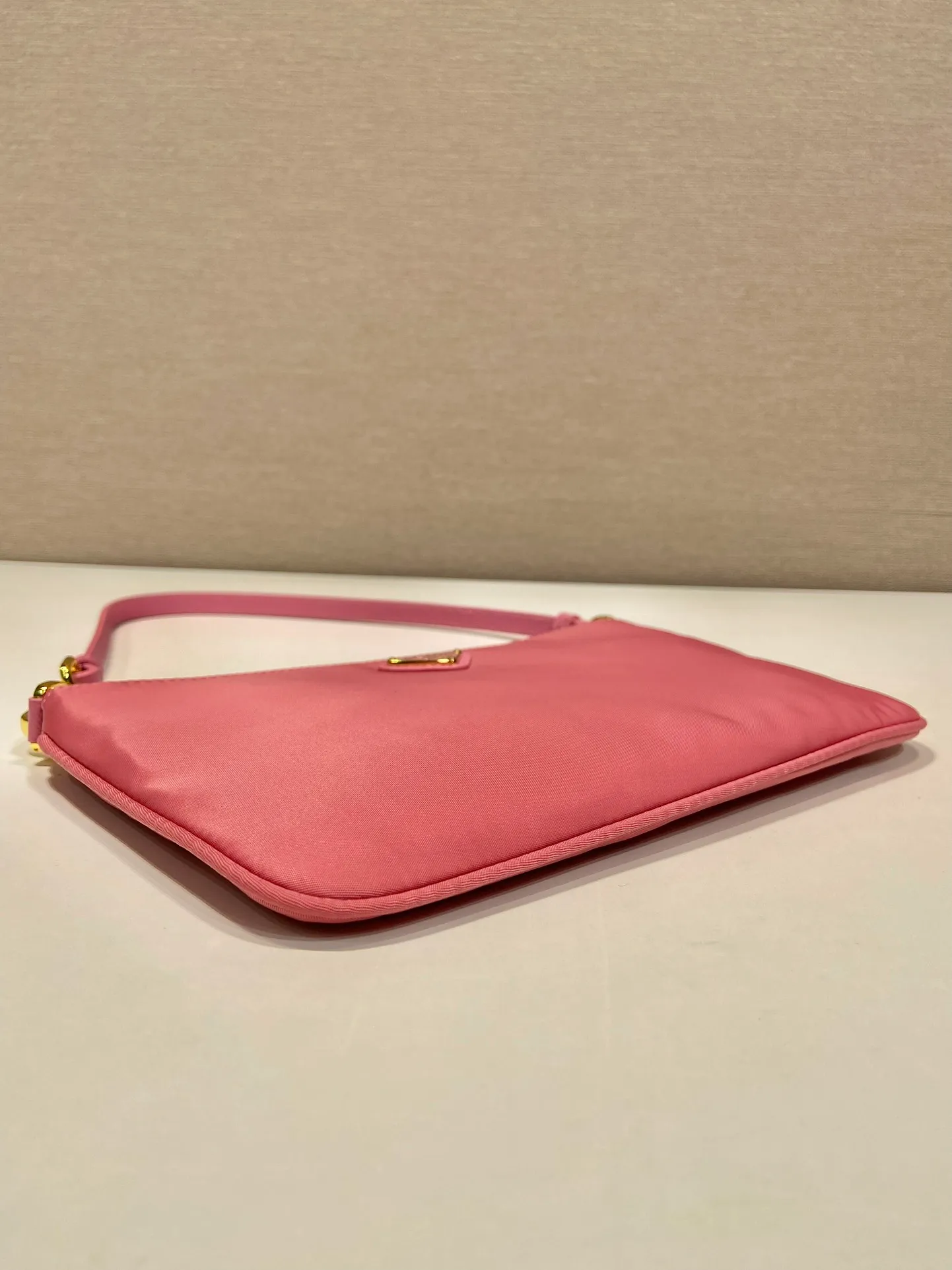 💰560🎉New armpit bag🎉1NI545/K gold new product🎉🎉 This armpit bag is made of imported nylon fabric, with imported cross pattern on the handle and metal triangle logo. It has a large space, is lightweight and practical, and the upper body effect is very beautiful and fashionable. It is also a popular style that will never go out of style. Baby, hurry up and get it! Length 24x Height 14cm🎉🎉🎉💰💰💰