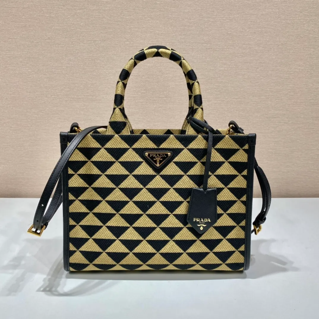 💰1560👏Embroidered fabric tote bag👏1BA354 medium size👏👏with long shoulder strap👌This embroidered tote bag is made of imported Saffiano leather and unique embroidered fabric👍The medium size is designed with fabric embroidered handles, 110 cm detachable and adjustable Saffiano leather long shoulder strap💕So beautiful😘Cool and cool😎, suitable for any occasion. Another popular item recognized by internet celebrities/celebrities👏👏Hurry up and get it😘My dears😘 Medium size: length 28x height 22x bottom 9cm👏👏