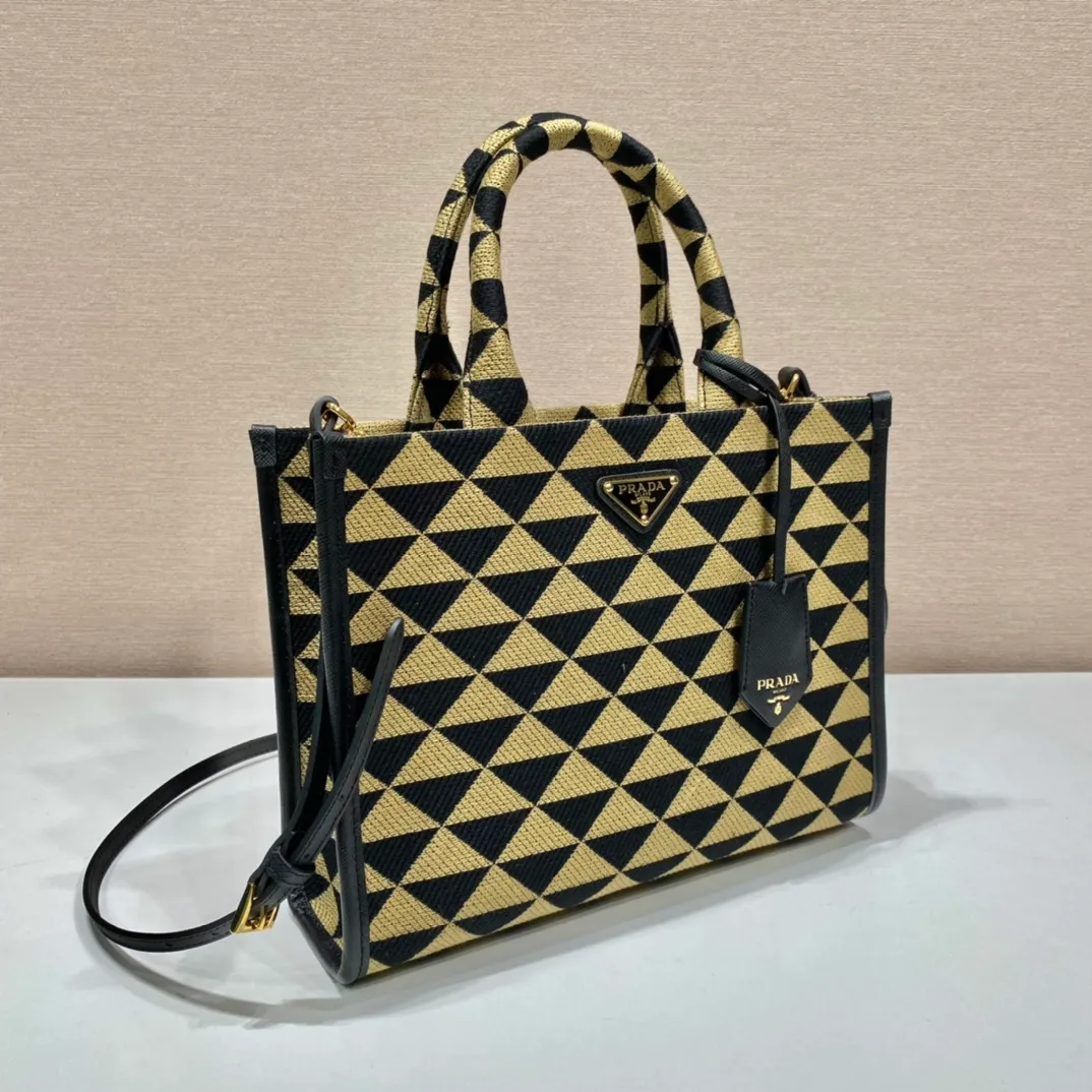 💰1560👏Embroidered fabric tote bag👏1BA354 medium size👏👏with long shoulder strap👌This embroidered tote bag is made of imported Saffiano leather and unique embroidered fabric👍The medium size is designed with fabric embroidered handles, 110 cm detachable and adjustable Saffiano leather long shoulder strap💕So beautiful😘Cool and cool😎, suitable for any occasion. Another popular item recognized by internet celebrities/celebrities👏👏Hurry up and get it😘My dears😘 Medium size: length 28x height 22x bottom 9cm👏👏