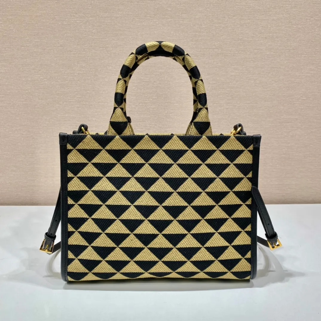 💰1560👏Embroidered fabric tote bag👏1BA354 medium size👏👏with long shoulder strap👌This embroidered tote bag is made of imported Saffiano leather and unique embroidered fabric👍The medium size is designed with fabric embroidered handles, 110 cm detachable and adjustable Saffiano leather long shoulder strap💕So beautiful😘Cool and cool😎, suitable for any occasion. Another popular item recognized by internet celebrities/celebrities👏👏Hurry up and get it😘My dears😘 Medium size: length 28x height 22x bottom 9cm👏👏