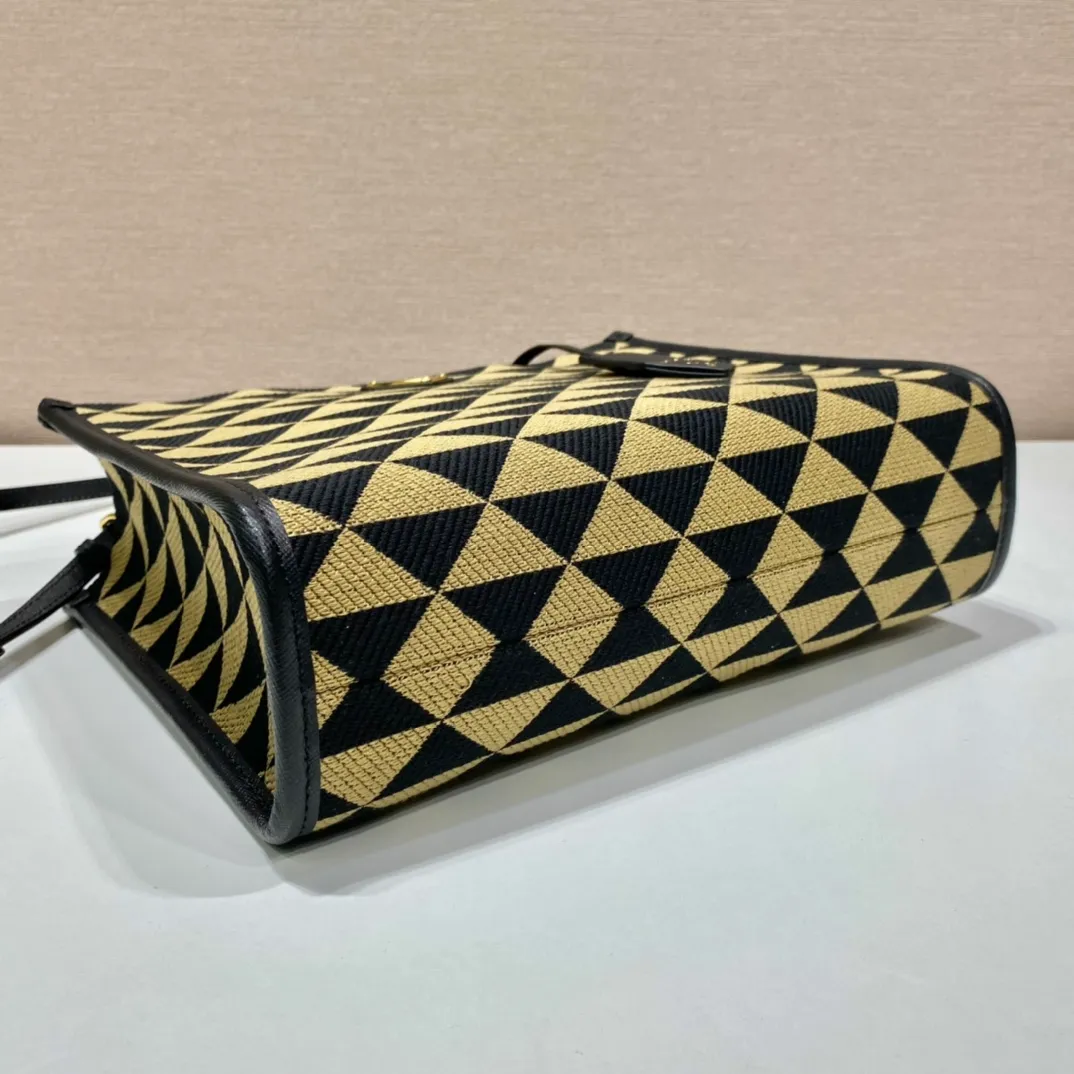 💰1560👏Embroidered fabric tote bag👏1BA354 medium size👏👏with long shoulder strap👌This embroidered tote bag is made of imported Saffiano leather and unique embroidered fabric👍The medium size is designed with fabric embroidered handles, 110 cm detachable and adjustable Saffiano leather long shoulder strap💕So beautiful😘Cool and cool😎, suitable for any occasion. Another popular item recognized by internet celebrities/celebrities👏👏Hurry up and get it😘My dears😘 Medium size: length 28x height 22x bottom 9cm👏👏