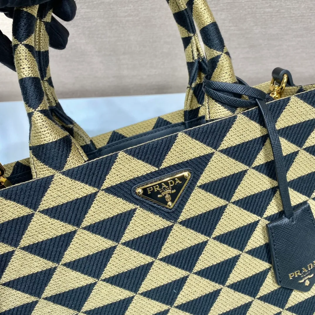 💰1560👏Embroidered fabric tote bag👏1BA354 medium size👏👏with long shoulder strap👌This embroidered tote bag is made of imported Saffiano leather and unique embroidered fabric👍The medium size is designed with fabric embroidered handles, 110 cm detachable and adjustable Saffiano leather long shoulder strap💕So beautiful😘Cool and cool😎, suitable for any occasion. Another popular item recognized by internet celebrities/celebrities👏👏Hurry up and get it😘My dears😘 Medium size: length 28x height 22x bottom 9cm👏👏