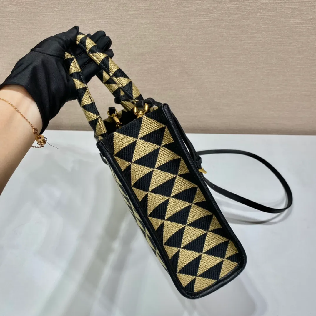 💰1560👏Embroidered fabric tote bag👏1BA354 medium size👏👏with long shoulder strap👌This embroidered tote bag is made of imported Saffiano leather and unique embroidered fabric👍The medium size is designed with fabric embroidered handles, 110 cm detachable and adjustable Saffiano leather long shoulder strap💕So beautiful😘Cool and cool😎, suitable for any occasion. Another popular item recognized by internet celebrities/celebrities👏👏Hurry up and get it😘My dears😘 Medium size: length 28x height 22x bottom 9cm👏👏