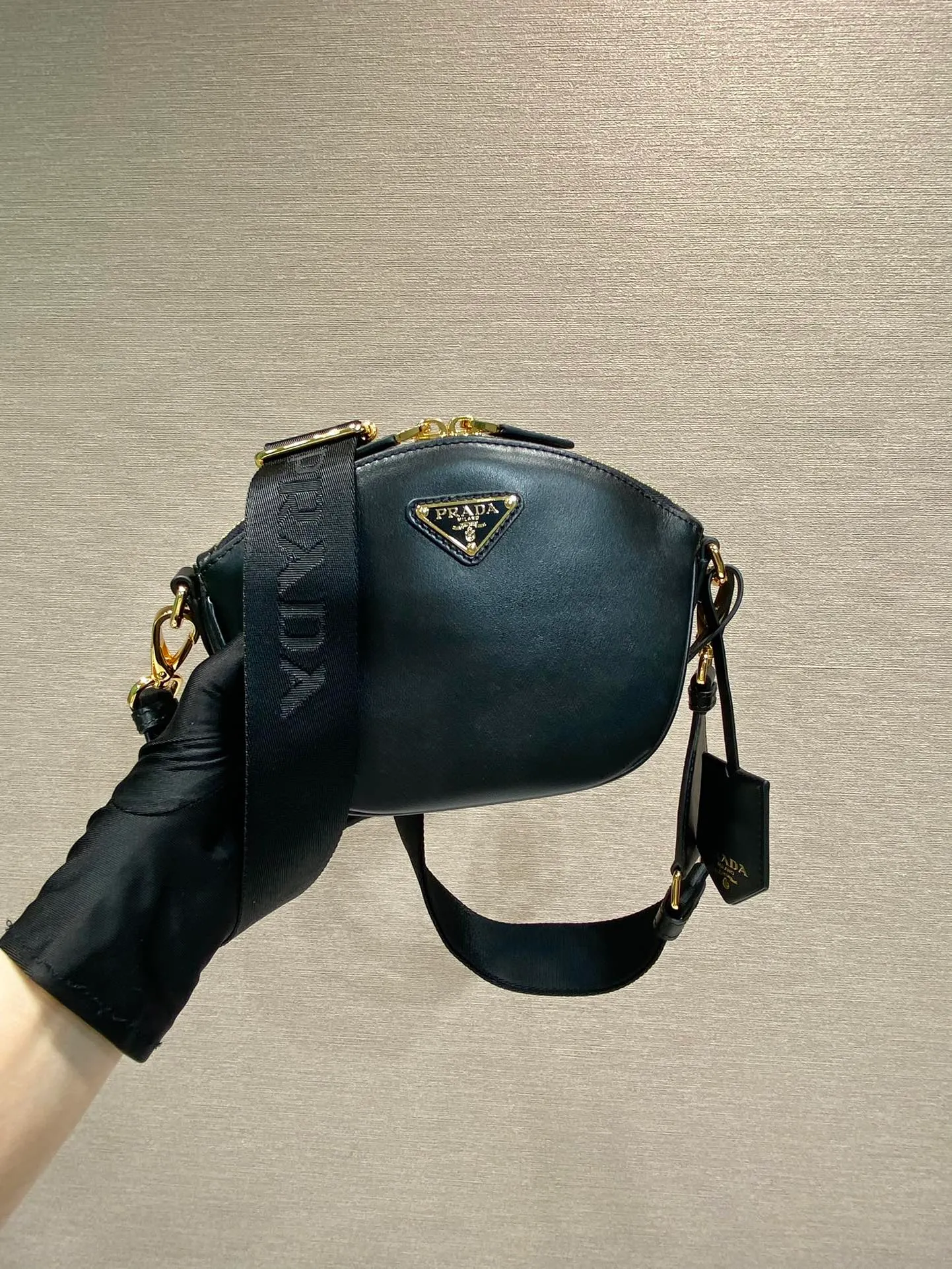 💰1300🎉New shoulder bag🎉1BH212🎉🎉 This leather mini handbag shows contemporary charm. It is made of imported calfskin, practical yet elegant, and full of casual personality. It is equipped with a detachable and adjustable long shoulder strap and a detachable leather key ring. It has a large capacity and a practical and casual upper body effect🎉🎉Babies, hurry up and get it🎉🎉 Length 18x height 15x base 8cm🎉🎉🎉👏👏👏