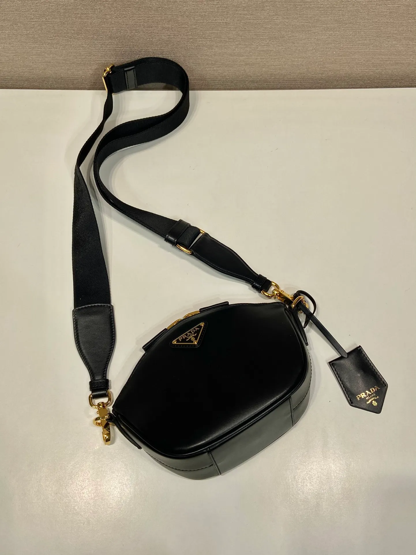 💰1300🎉New shoulder bag🎉1BH212🎉🎉 This leather mini handbag shows contemporary charm. It is made of imported calfskin, practical yet elegant, and full of casual personality. It is equipped with a detachable and adjustable long shoulder strap and a detachable leather key ring. It has a large capacity and a practical and casual upper body effect🎉🎉Babies, hurry up and get it🎉🎉 Length 18x height 15x base 8cm🎉🎉🎉👏👏👏