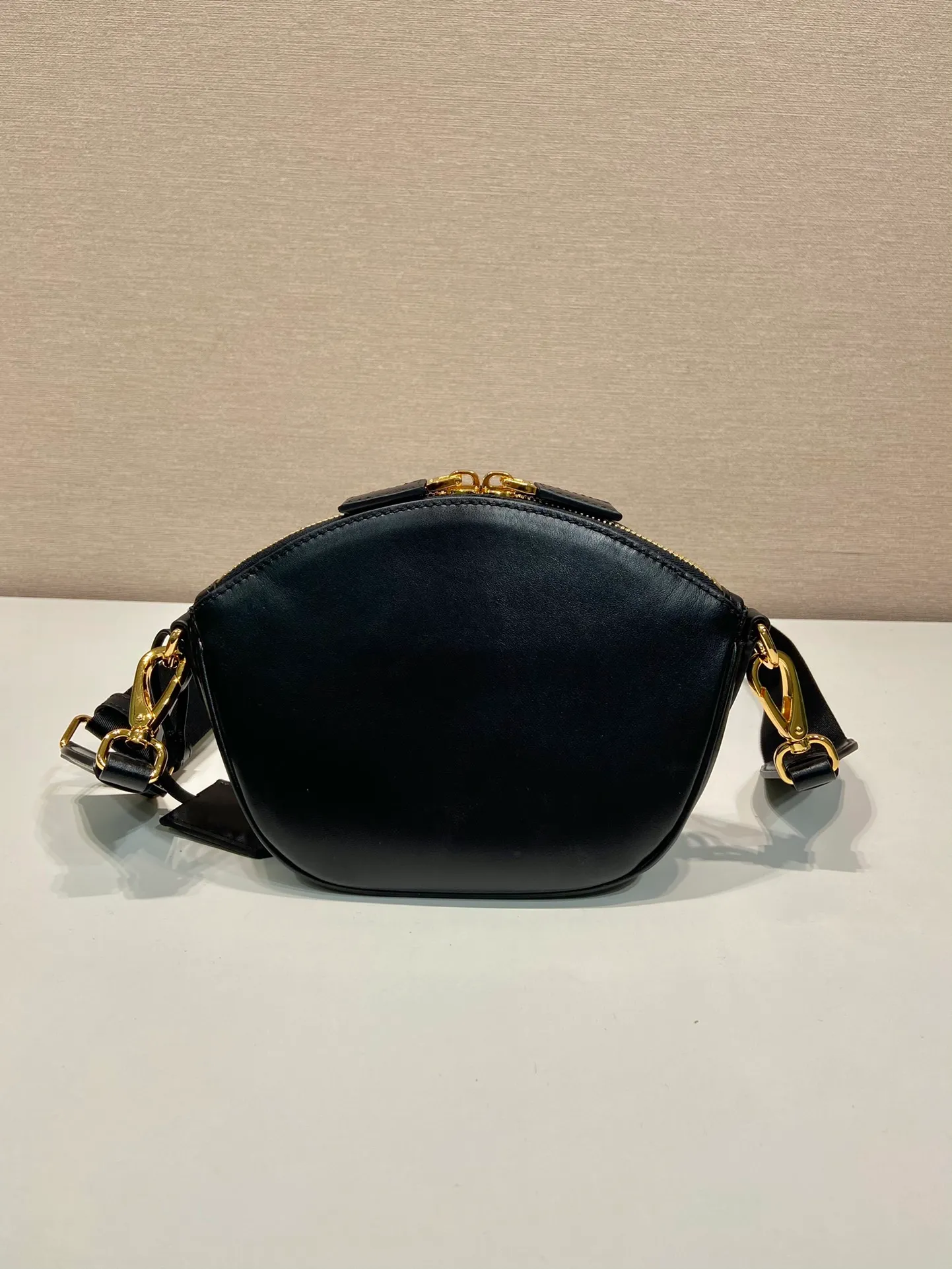 💰1300🎉New shoulder bag🎉1BH212🎉🎉 This leather mini handbag shows contemporary charm. It is made of imported calfskin, practical yet elegant, and full of casual personality. It is equipped with a detachable and adjustable long shoulder strap and a detachable leather key ring. It has a large capacity and a practical and casual upper body effect🎉🎉Babies, hurry up and get it🎉🎉 Length 18x height 15x base 8cm🎉🎉🎉👏👏👏
