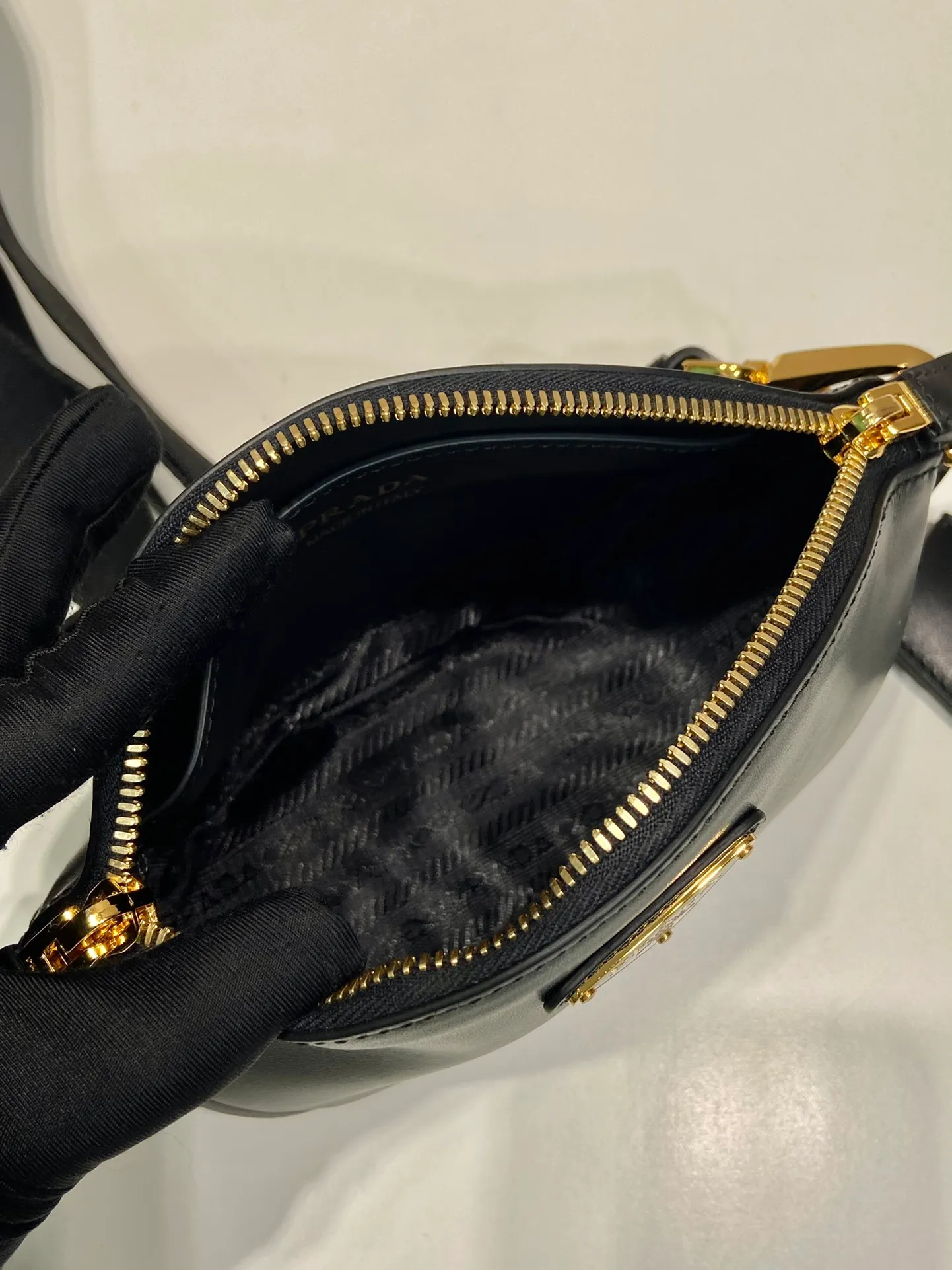 💰1300🎉New shoulder bag🎉1BH212🎉🎉 This leather mini handbag shows contemporary charm. It is made of imported calfskin, practical yet elegant, and full of casual personality. It is equipped with a detachable and adjustable long shoulder strap and a detachable leather key ring. It has a large capacity and a practical and casual upper body effect🎉🎉Babies, hurry up and get it🎉🎉 Length 18x height 15x base 8cm🎉🎉🎉👏👏👏