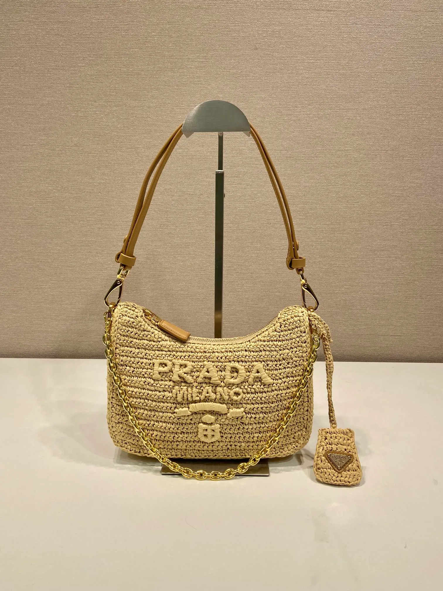 💰1440🎉Straw Hobo🎉1BC204B🎉🎉 This Hobo pure hand-woven design is great🎉Three-dimensional hand-woven font, can be carried by hand/armpit bag/shoulder strap adjustable/cross-body, the strips are detachable, so perfect👏The complex handwork looks very grand/fashionable, the capacity is large, the upper body effect is great, the return rate is 100%😀A must-have for summer🎉Hurry up and get it🎉🎉Length 23, height 17x bottom 6.5cm