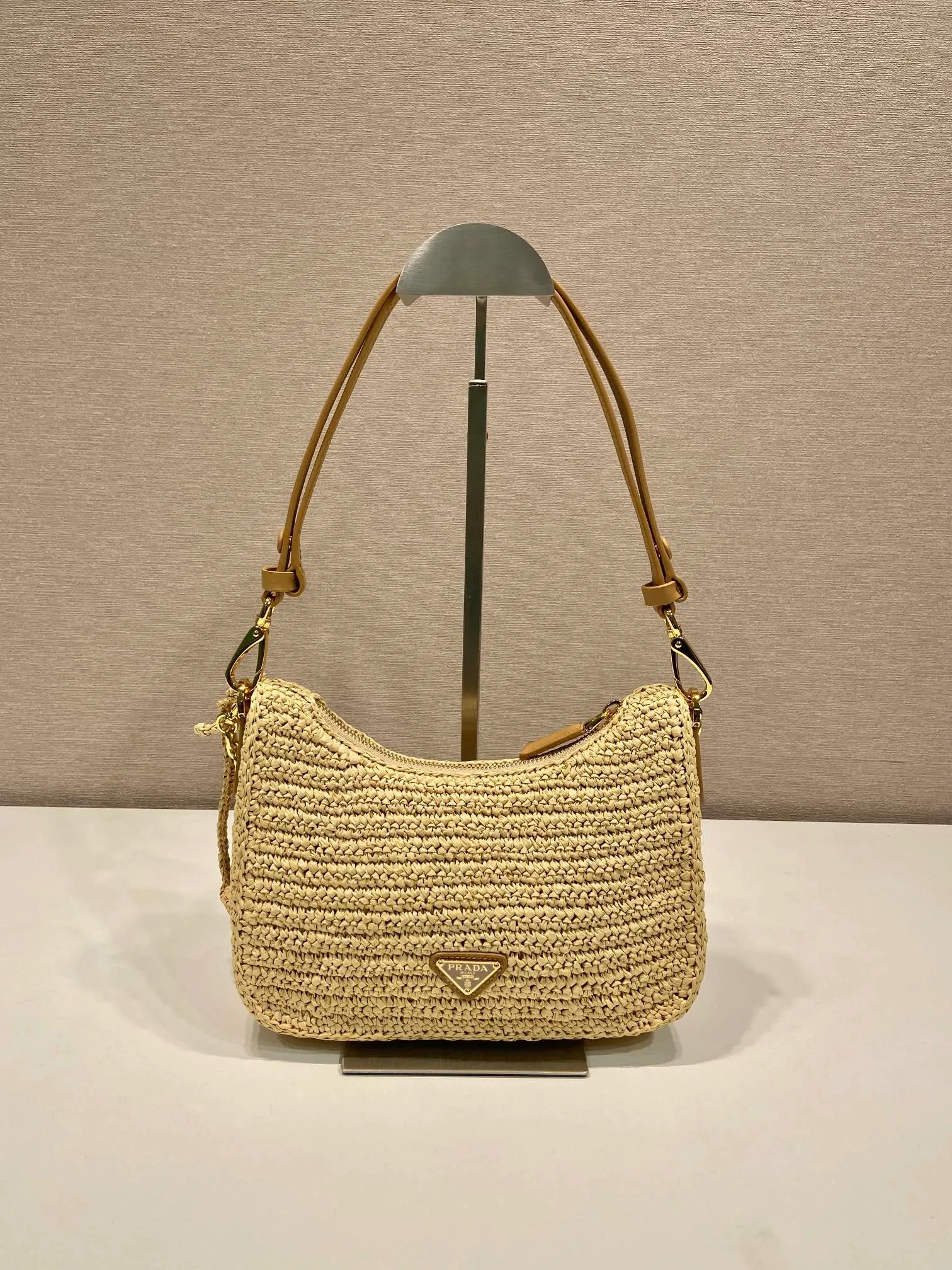 💰1440🎉Straw Hobo🎉1BC204B🎉🎉 This Hobo pure hand-woven design is great🎉Three-dimensional hand-woven font, can be carried by hand/armpit bag/shoulder strap adjustable/cross-body, the strips are detachable, so perfect👏The complex handwork looks very grand/fashionable, the capacity is large, the upper body effect is great, the return rate is 100%😀A must-have for summer🎉Hurry up and get it🎉🎉Length 23, height 17x bottom 6.5cm