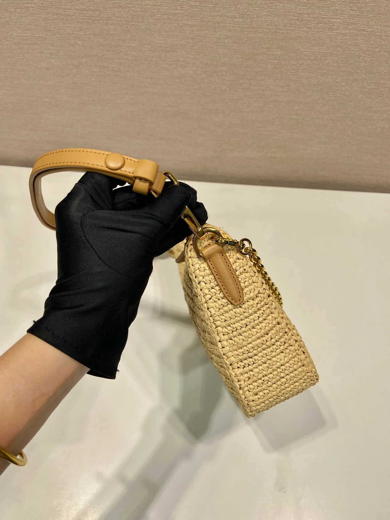 💰1440🎉Straw Hobo🎉1BC204B🎉🎉 This Hobo pure hand-woven design is great🎉Three-dimensional hand-woven font, can be carried by hand/armpit bag/shoulder strap adjustable/cross-body, the strips are detachable, so perfect👏The complex handwork looks very grand/fashionable, the capacity is large, the upper body effect is great, the return rate is 100%😀A must-have for summer🎉Hurry up and get it🎉🎉Length 23, height 17x bottom 6.5cm