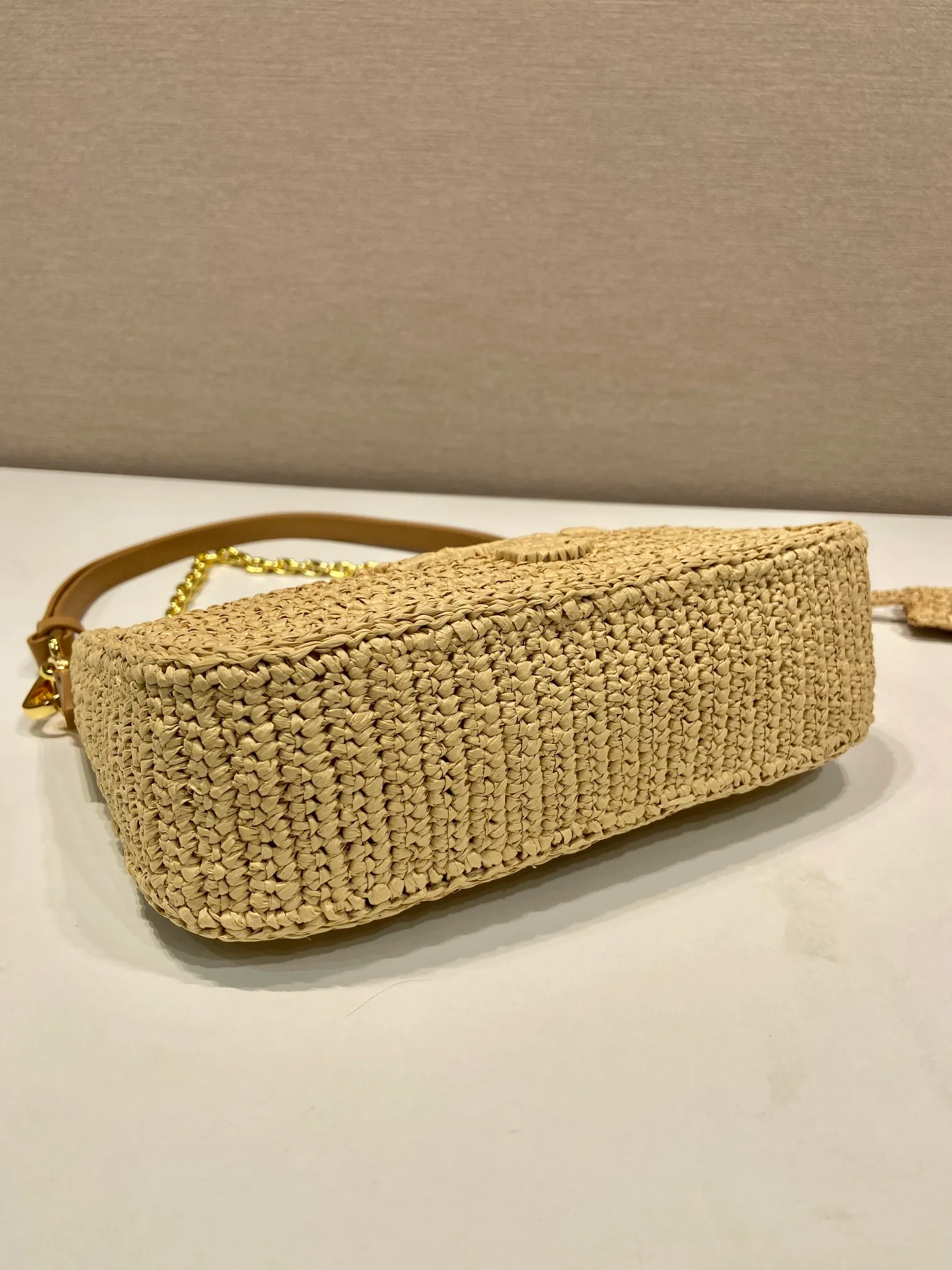 💰1440🎉Straw Hobo🎉1BC204B🎉🎉 This Hobo pure hand-woven design is great🎉Three-dimensional hand-woven font, can be carried by hand/armpit bag/shoulder strap adjustable/cross-body, the strips are detachable, so perfect👏The complex handwork looks very grand/fashionable, the capacity is large, the upper body effect is great, the return rate is 100%😀A must-have for summer🎉Hurry up and get it🎉🎉Length 23, height 17x bottom 6.5cm