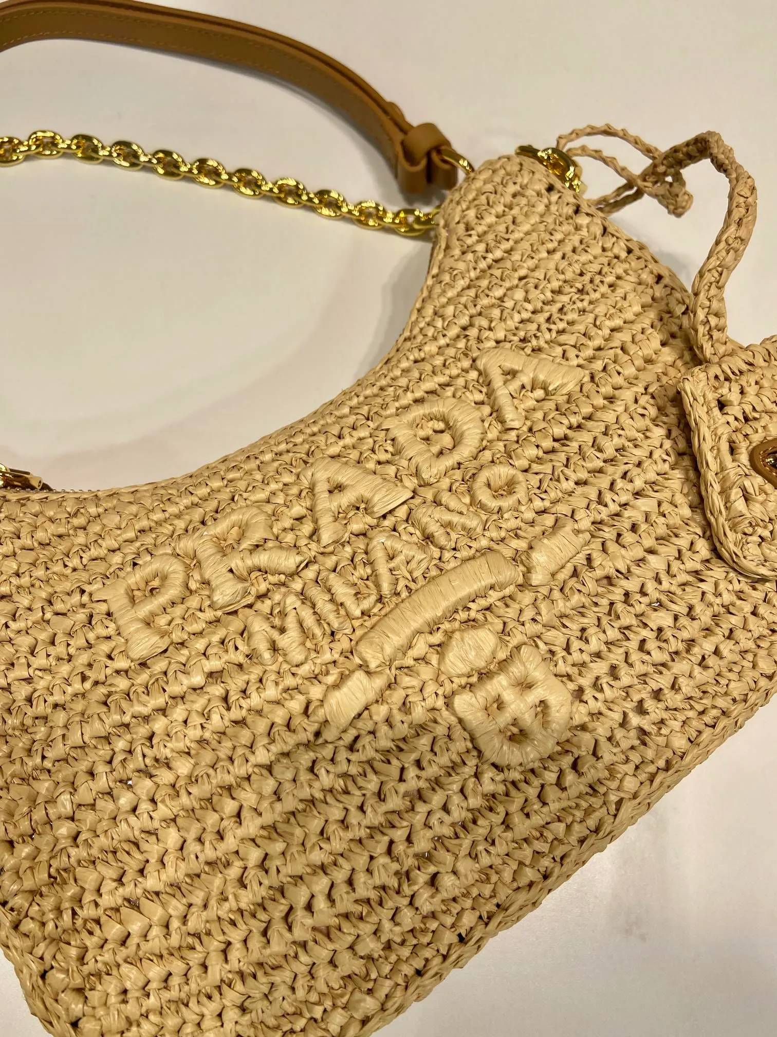 💰1440🎉Straw Hobo🎉1BC204B🎉🎉 This Hobo pure hand-woven design is great🎉Three-dimensional hand-woven font, can be carried by hand/armpit bag/shoulder strap adjustable/cross-body, the strips are detachable, so perfect👏The complex handwork looks very grand/fashionable, the capacity is large, the upper body effect is great, the return rate is 100%😀A must-have for summer🎉Hurry up and get it🎉🎉Length 23, height 17x bottom 6.5cm