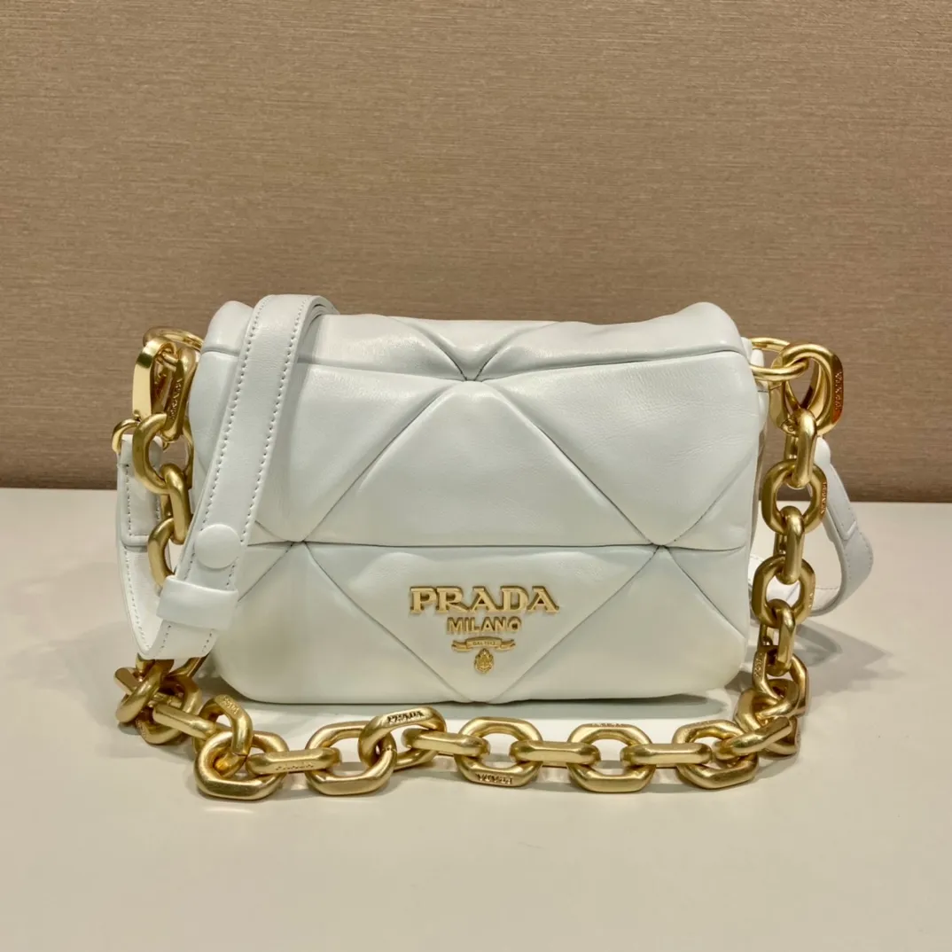 💰1700🎉New style🎉1BD292A🎉🎉 This System soft lambskin shoulder bag is decorated with a triangular pattern created with gorgeous stitching, highlighting the brand's craftsmanship. The flip cover design, chain handle evokes the association of jewelry/and is detachable. The metal lettering logo on the front is outlined with the iconic triangular stitching, and the brand style is immediately visible. Can be carried by hand/shoulder strap/cross-body, highly functional👍 If you like babies, hurry up and get it🎉🎉 Length 21x Height 15x Bottom 6.5cm🎉🎉🎉👏👏👏