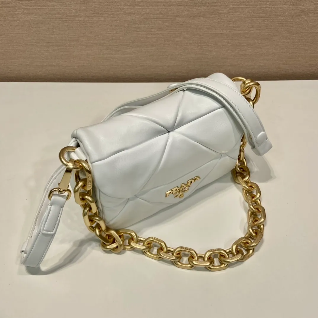 💰1700🎉New style🎉1BD292A🎉🎉 This System soft lambskin shoulder bag is decorated with a triangular pattern created with gorgeous stitching, highlighting the brand's craftsmanship. The flip cover design, chain handle evokes the association of jewelry/and is detachable. The metal lettering logo on the front is outlined with the iconic triangular stitching, and the brand style is immediately visible. Can be carried by hand/shoulder strap/cross-body, highly functional👍 If you like babies, hurry up and get it🎉🎉 Length 21x Height 15x Bottom 6.5cm🎉🎉🎉👏👏👏