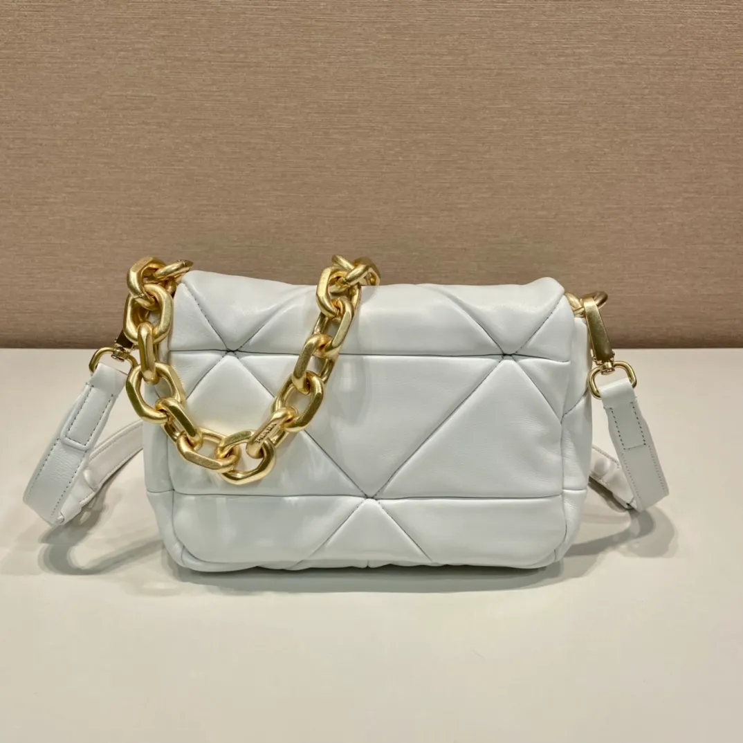 💰1700🎉New style🎉1BD292A🎉🎉 This System soft lambskin shoulder bag is decorated with a triangular pattern created with gorgeous stitching, highlighting the brand's craftsmanship. The flip cover design, chain handle evokes the association of jewelry/and is detachable. The metal lettering logo on the front is outlined with the iconic triangular stitching, and the brand style is immediately visible. Can be carried by hand/shoulder strap/cross-body, highly functional👍 If you like babies, hurry up and get it🎉🎉 Length 21x Height 15x Bottom 6.5cm🎉🎉🎉👏👏👏