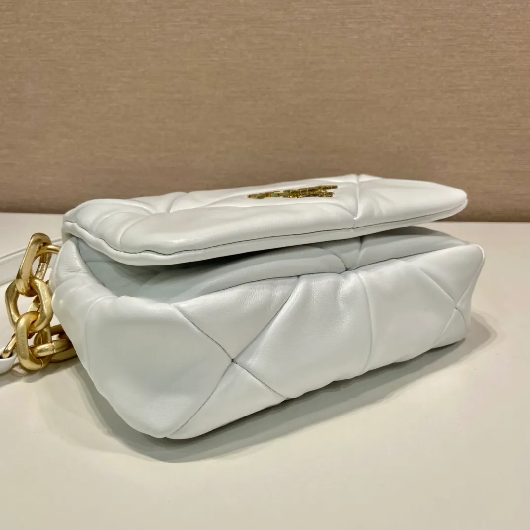 💰1700🎉New style🎉1BD292A🎉🎉 This System soft lambskin shoulder bag is decorated with a triangular pattern created with gorgeous stitching, highlighting the brand's craftsmanship. The flip cover design, chain handle evokes the association of jewelry/and is detachable. The metal lettering logo on the front is outlined with the iconic triangular stitching, and the brand style is immediately visible. Can be carried by hand/shoulder strap/cross-body, highly functional👍 If you like babies, hurry up and get it🎉🎉 Length 21x Height 15x Bottom 6.5cm🎉🎉🎉👏👏👏