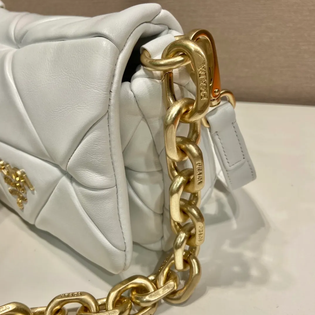 💰1700🎉New style🎉1BD292A🎉🎉 This System soft lambskin shoulder bag is decorated with a triangular pattern created with gorgeous stitching, highlighting the brand's craftsmanship. The flip cover design, chain handle evokes the association of jewelry/and is detachable. The metal lettering logo on the front is outlined with the iconic triangular stitching, and the brand style is immediately visible. Can be carried by hand/shoulder strap/cross-body, highly functional👍 If you like babies, hurry up and get it🎉🎉 Length 21x Height 15x Bottom 6.5cm🎉🎉🎉👏👏👏